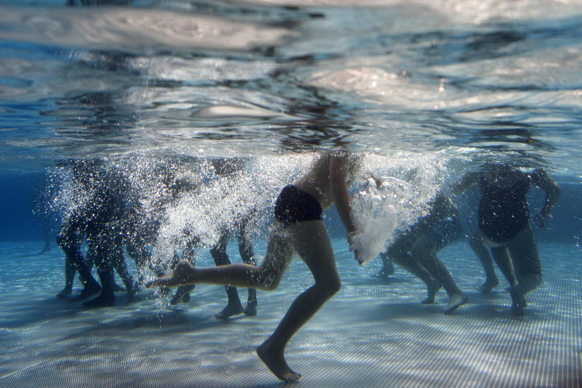 Im Freibad in Hof haben zwei junge Männer ein Mädchen (12) belästigt. (Symbolbild: Emily Wabitsch /dpa)