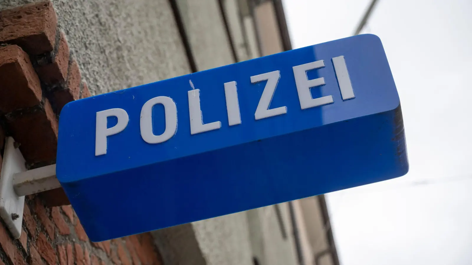 Ein Unbekannter verkratzt in Weiden einen geparkten Pkw. Die Polizei sucht Zeugen, die Hinweise auf den Täter geben können. (Symbolbild: Peter Kneffel/dpa)