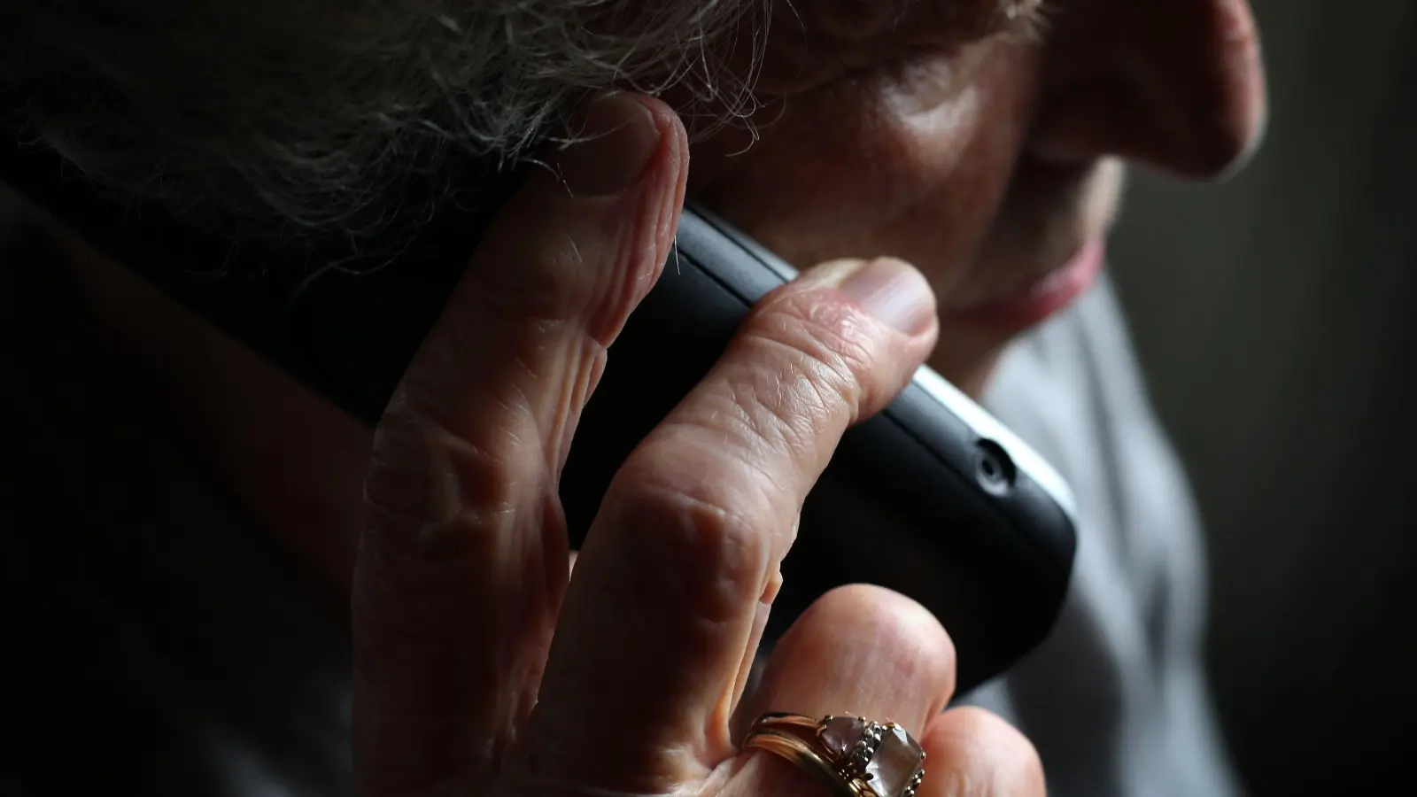Die Polizeiinspektion Neustadt/Waldnaab warnt vor Schockanrufen, bei denen Betrüger sich als Polizisten oder Klinikmitarbeiter ausgeben. (Symbolbild: Karl-Josef Hildenbrand/dpa)