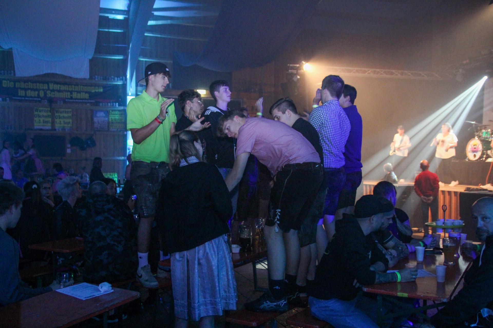 Die Band „Aeroplane” eröffnete am Freitag den Wurzer O'Schnitt. (Bild: Lea Stecher)