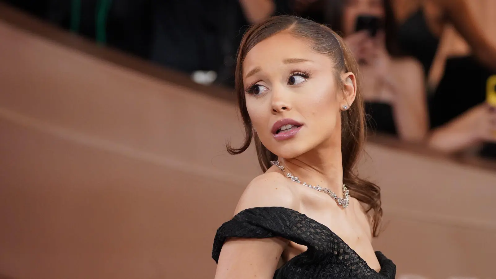 Ariana Grande hat sich eine Verletzung am Fuß zugezogen. (Archivbild) (Bild: Jordan Strauss/Invision/dpa)