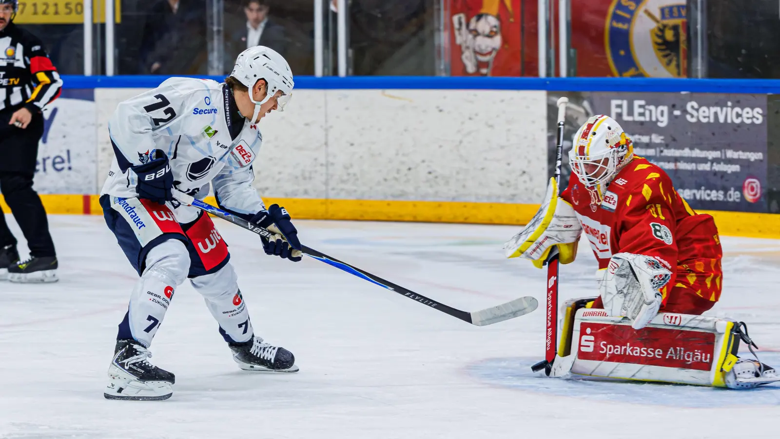 Weidens Georg Thal (links) trifft in dieser Szene zum zwischenzeitlichen 3:1 gegen seinen ehemaligen Teamkollegen Rihards Babulis vom ESV Kaufbeuren. (Bild: Werner Moller)