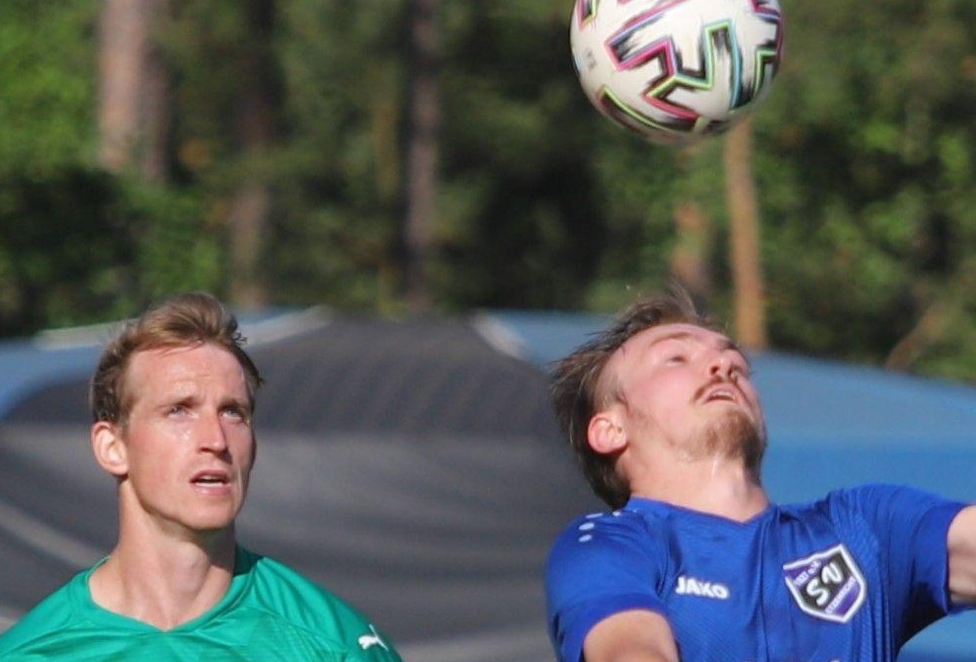 Die Partie des SV Etzenricht (Martin Pasieka im blauen Trikot) bei der SV Grafenwöhr wurde erneut verschoben. (Bild: war)