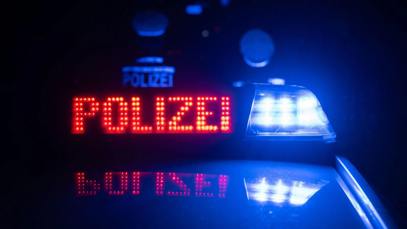 Ein per Haftbefehl gesuchter Mann versteckte sich in einem Bach bei Waldsassen vor der Polizei. Er wurde festgenommen. (Symbolbild: Marijan Murat/dpa)