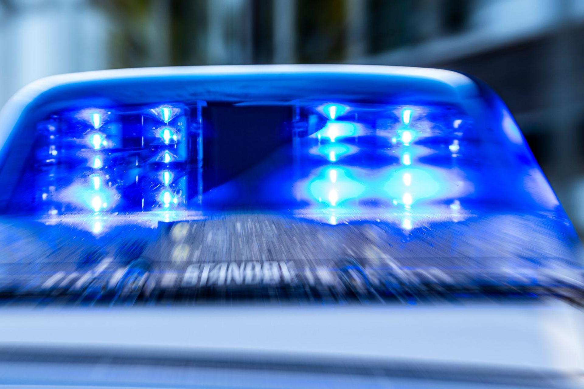 Nach drei Kilometern, die die Polizei einem Traktorgespann hinterherfuhr, stoppten es die Beamten. Der Fahrer war zu schnell unterwegs. (Symbolbild: David Inderlied/dpa)