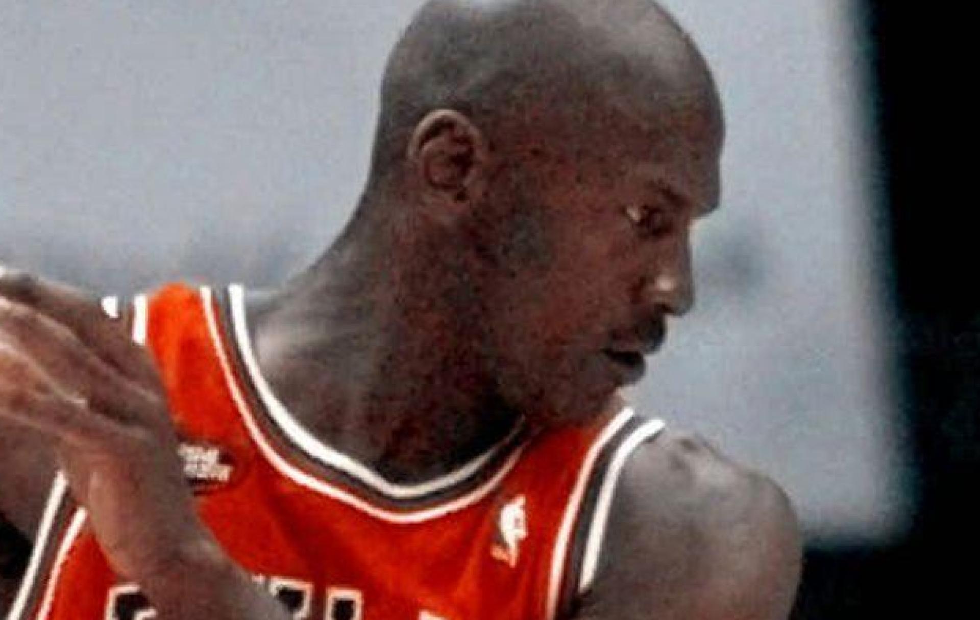 Für dieses Jordan-Trikot aus den NBA-Finals 1998 ist ein Rekord-Preis bezahlt worden. (Archivbild) (Bild: MARK J. TERRILL/AP/dpa)