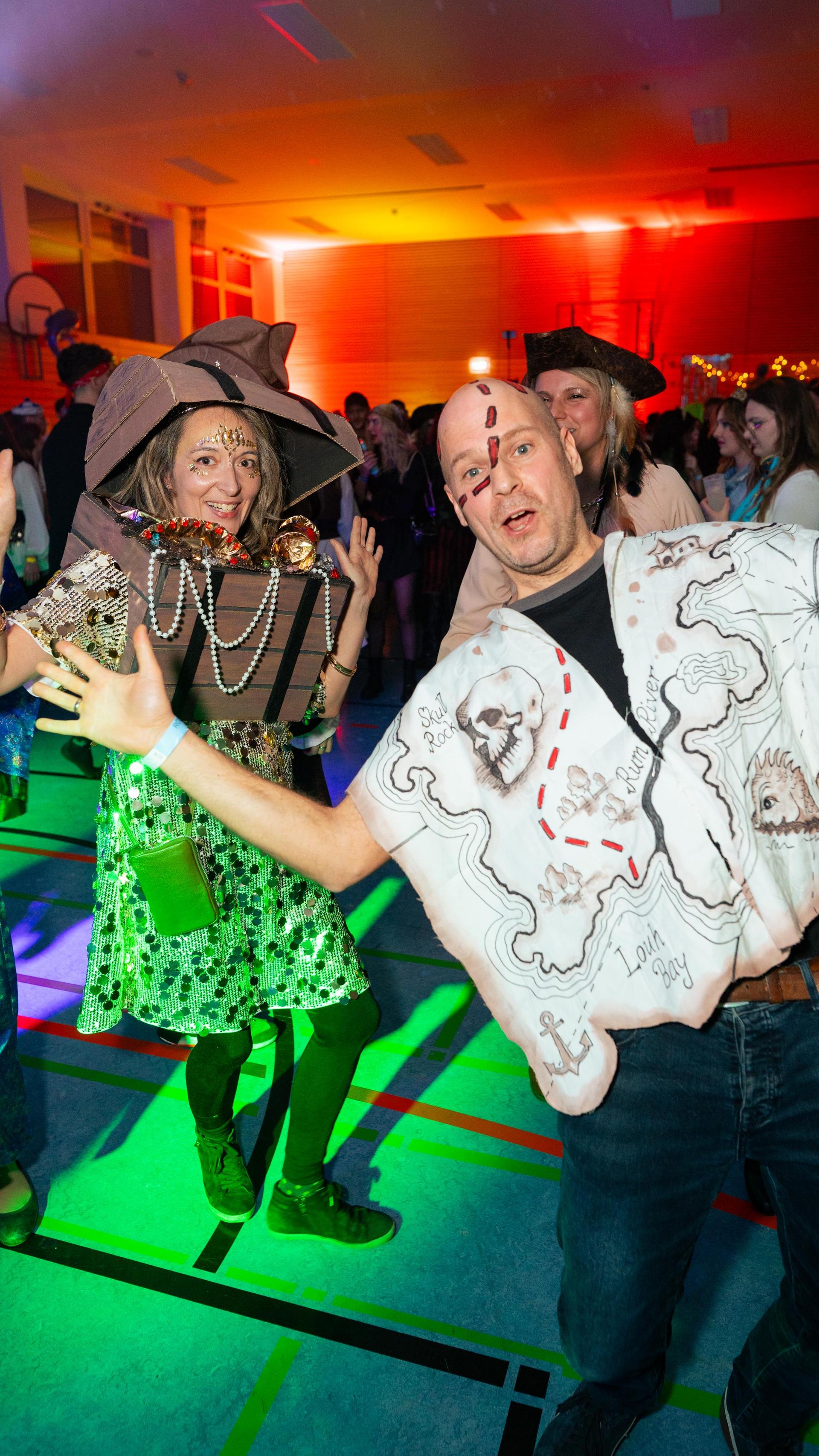 Beim Faschingsball des FC Luhe gings mit Vollgas weiter im Faschingstreiben.  (Bild: Hannes Stock)