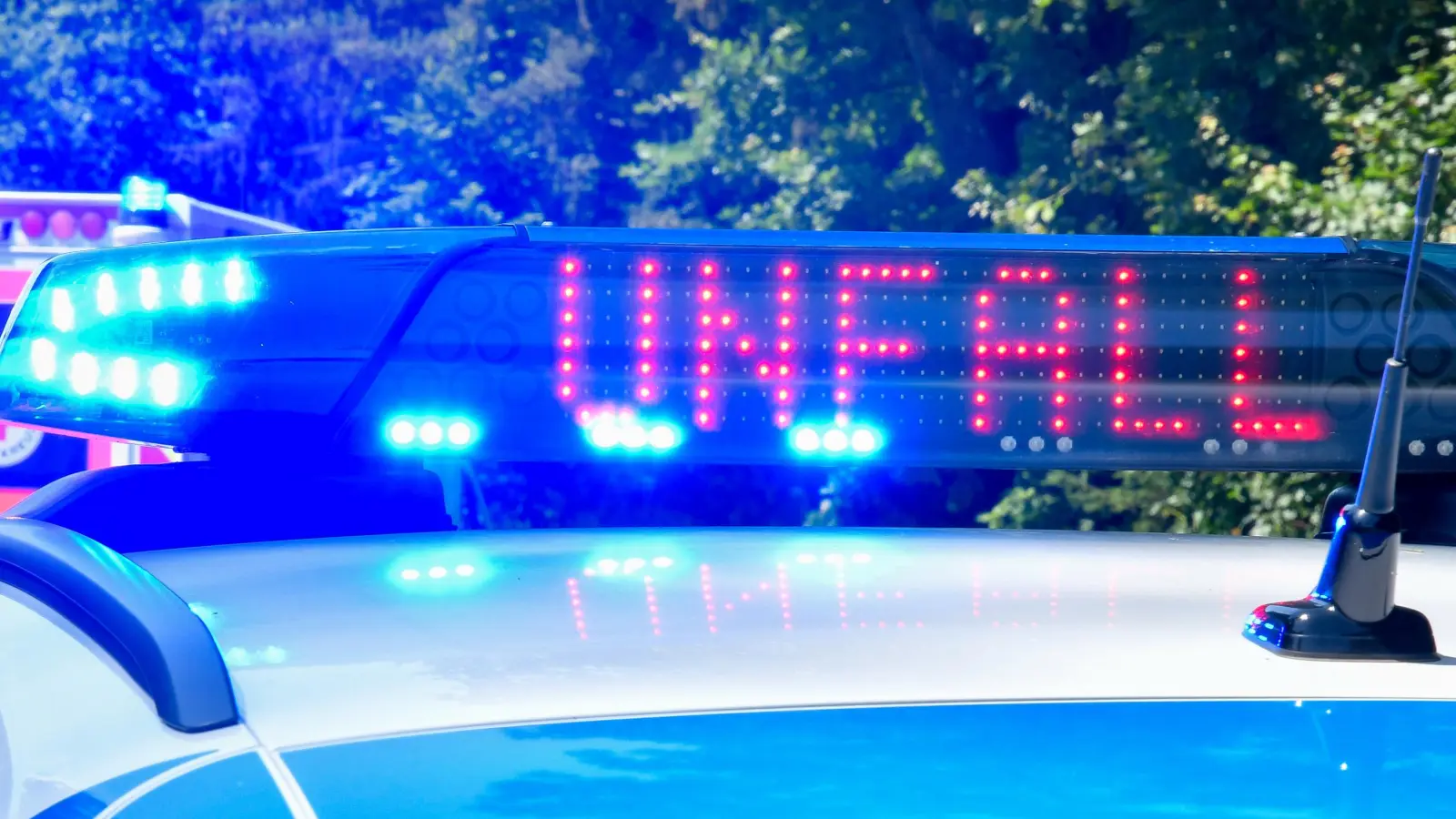 Ein 27-jähriger Fahrer kollidierte in Regensburg unter Alkoholeinfluss mit einem geparkten Auto. (Symbolbild: Petra Hartl)