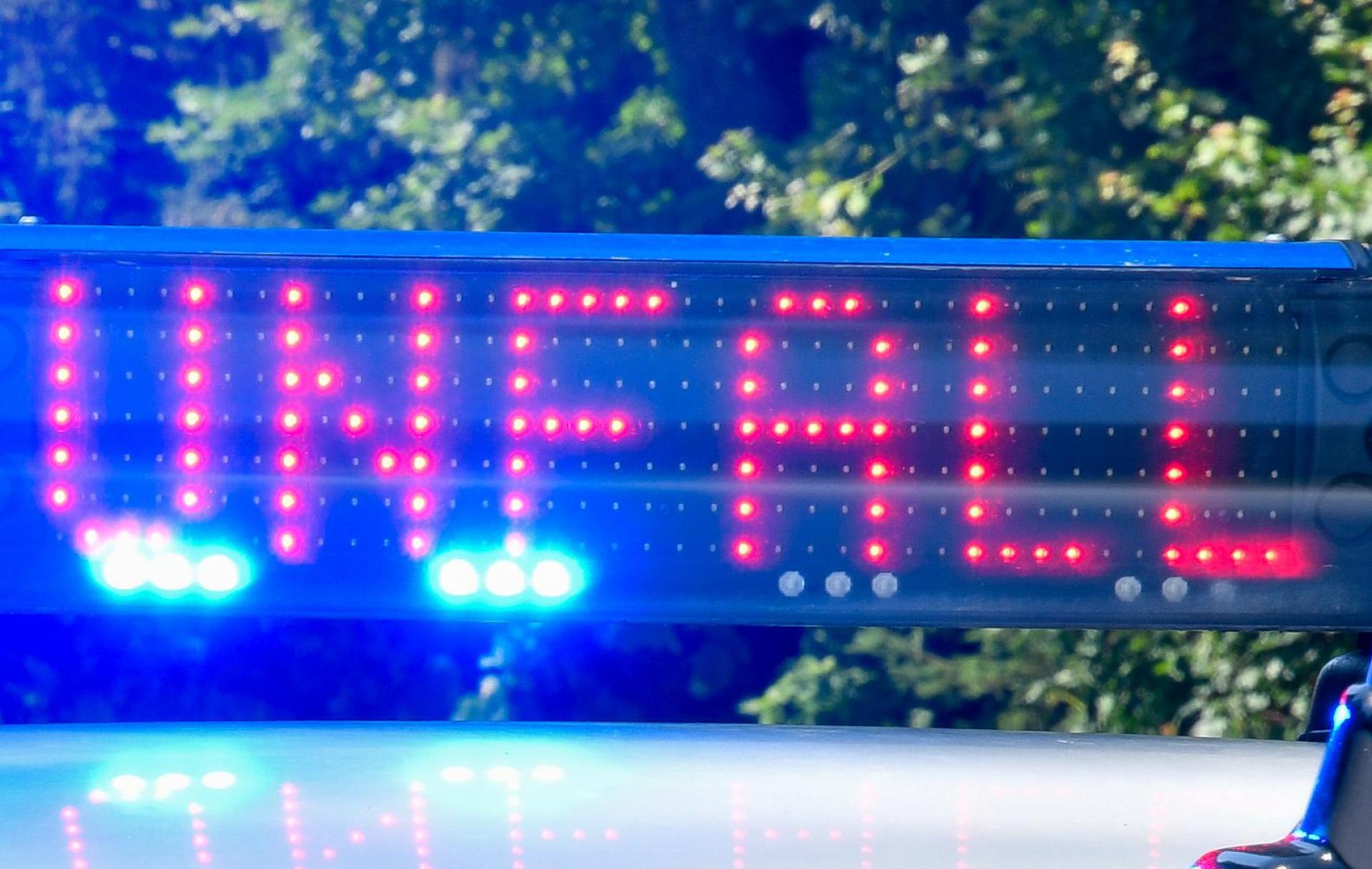 Eine 50-jährige Autofahrerin überschlägt sich in Floß mit ihrem Wagen und wird leicht verletzt. Der Sachschaden liegt laut Polizei bei 24000 Euro.  (Symbolbild: Petra Hartl)