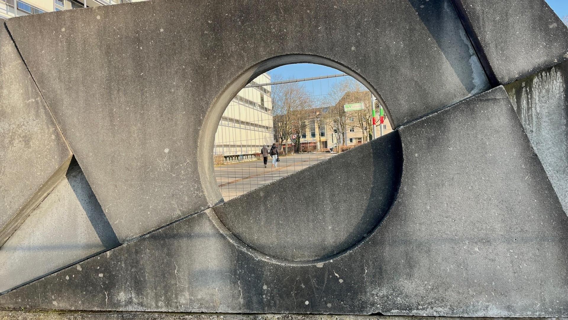 Die künstlerisch gestaltete Betonmauer von Josef Gollwitzer (1917–2006) vor dem Kepler-Gymnasium Weiden ist sanierungsbedürftig. Die Kosten hoch. Die Diskussion über ihren Erhalt oder einen Abriss dauern an.  (Bild: Gabi Schönberger)