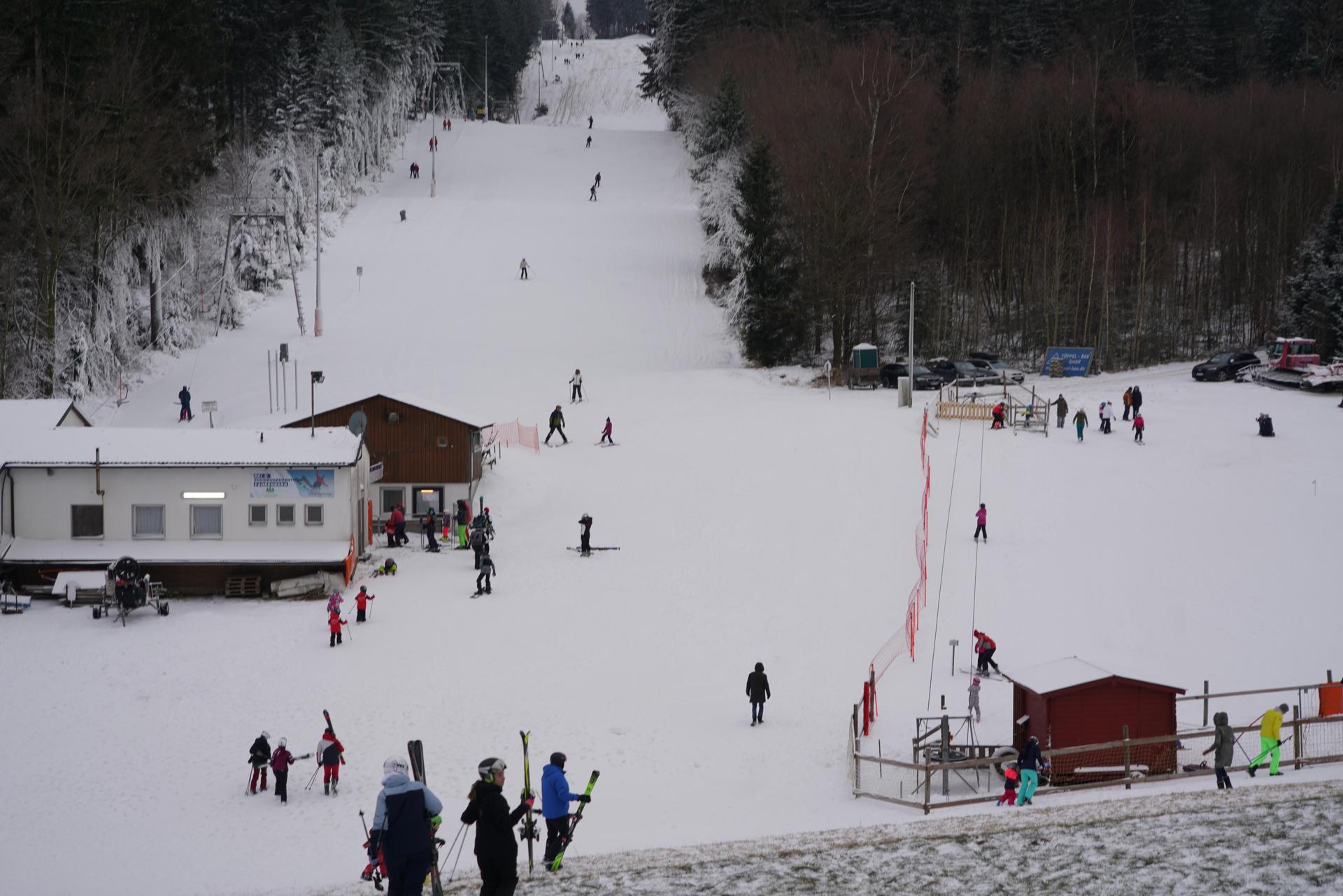 Zur Eröffnung am Neujahrstag kamen nachmittags bereits die ersten Brettlfans auf der Fahrenberg-Skipiste zusammen. (Bild: fvo)
