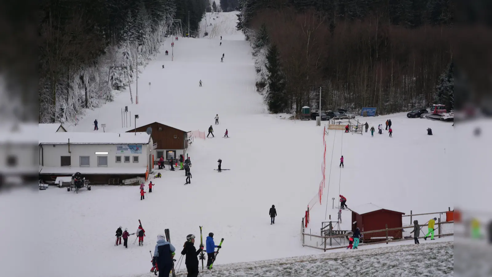 Zur Eröffnung am Neujahrstag kamen nachmittags bereits die ersten Brettlfans auf der Fahrenberg-Skipiste zusammen. (Bild: fvo)