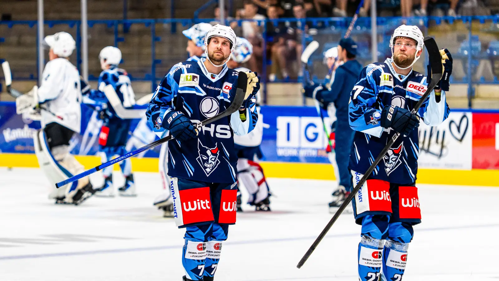 Am Donnerstag, 21. August, bestreiten die Blue Devils Weiden um Luca Gläser (links) ihr erstes Testspiel.  (Bild: Elke Englmaier)