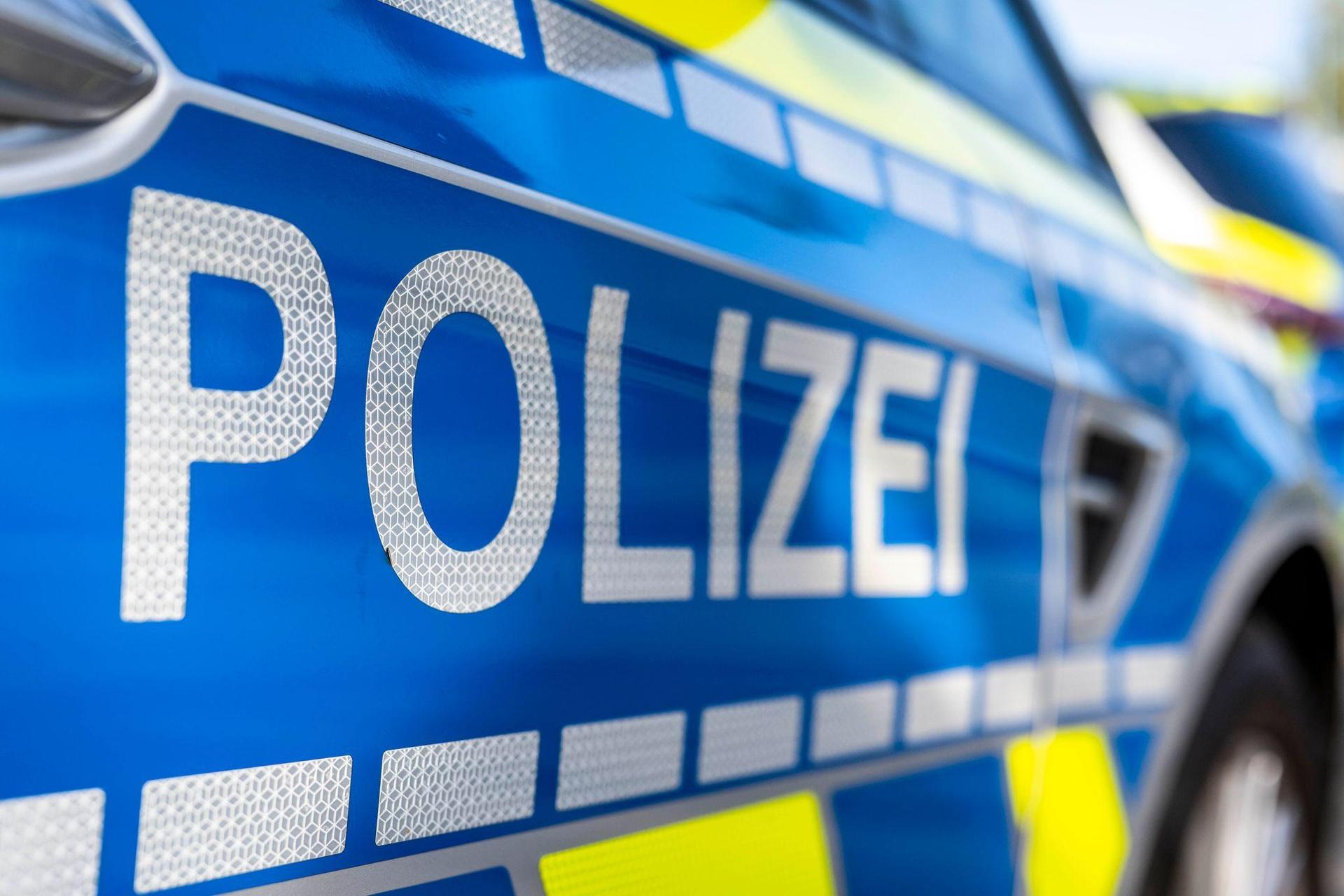 Vor einer Diskothek in der Weidener Innenstadt ist ein Streit eskaliert. Ein 25-Jähriger schlug auf zwei Männer ein und verletzte sie. (Symbolbild: David Inderlied/dpa)