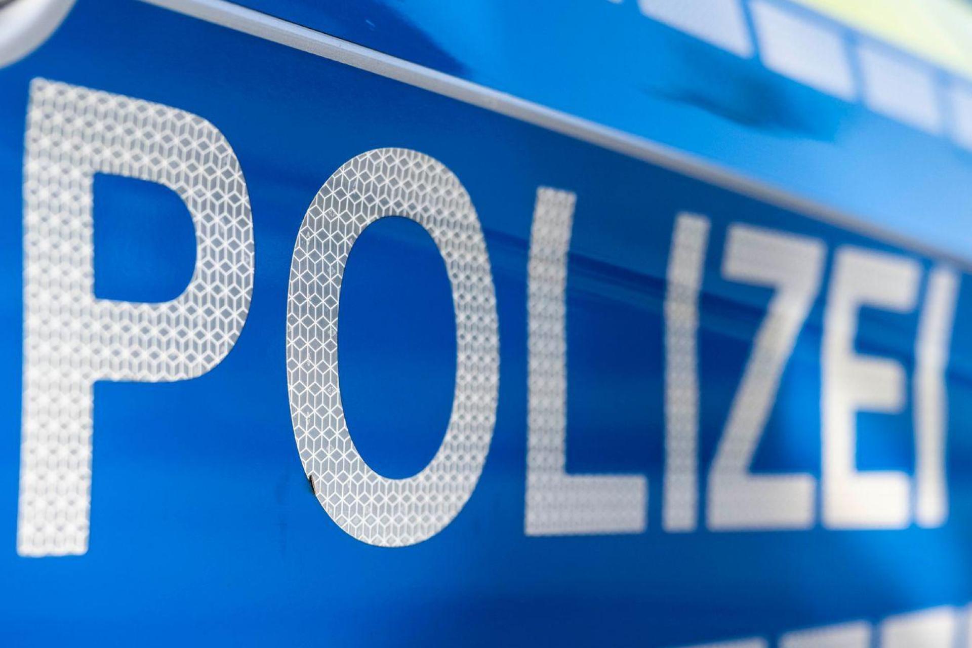 Zwei Männer sollen in einem Supermarkt im Weidener Innenstadtbereich Lebensmittel im Wert von unter fünf Euro gestohlen haben. (Symbolbild: David Inderlied/dpa)