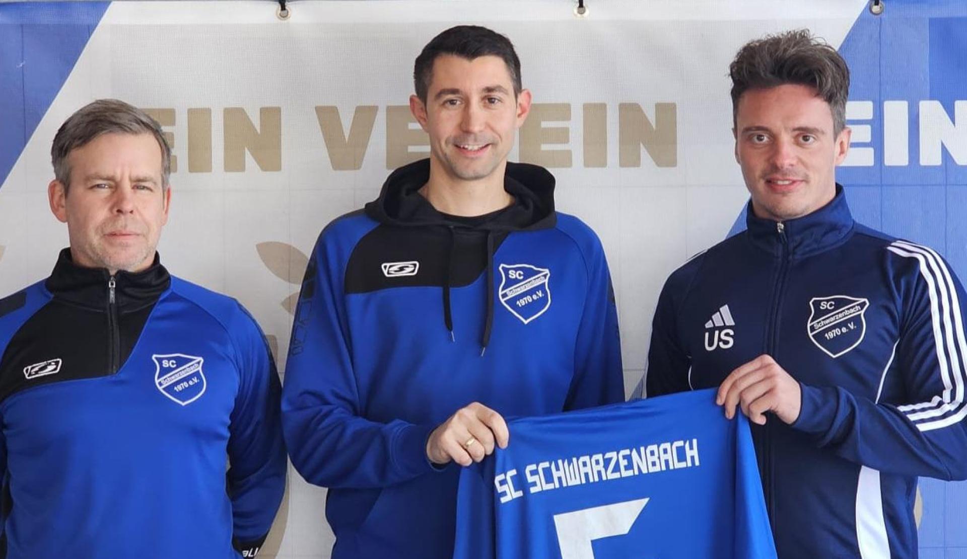 Schwarzenbachs Sportlicher Leiter Uwe Salfer (links) mit Kapitän Lukas Siegler Mitte) und dem neuen Spielertrainer Sebastian Urban. (Bild: SC Schwarzenbach)