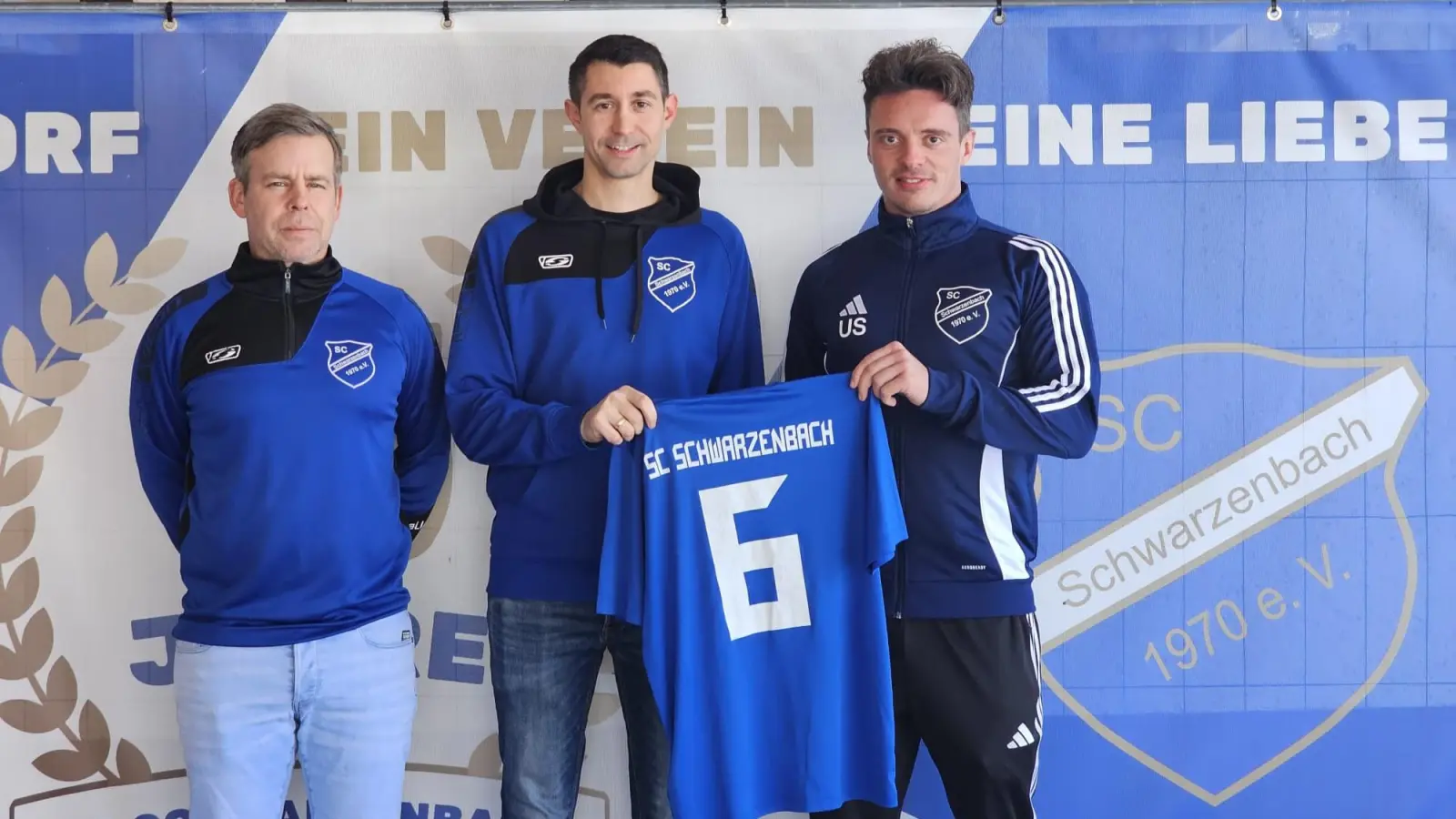 Schwarzenbachs Sportlicher Leiter Uwe Salfer (links) mit Kapitän Lukas Siegler Mitte) und dem neuen Spielertrainer Sebastian Urban. (Bild: SC Schwarzenbach)