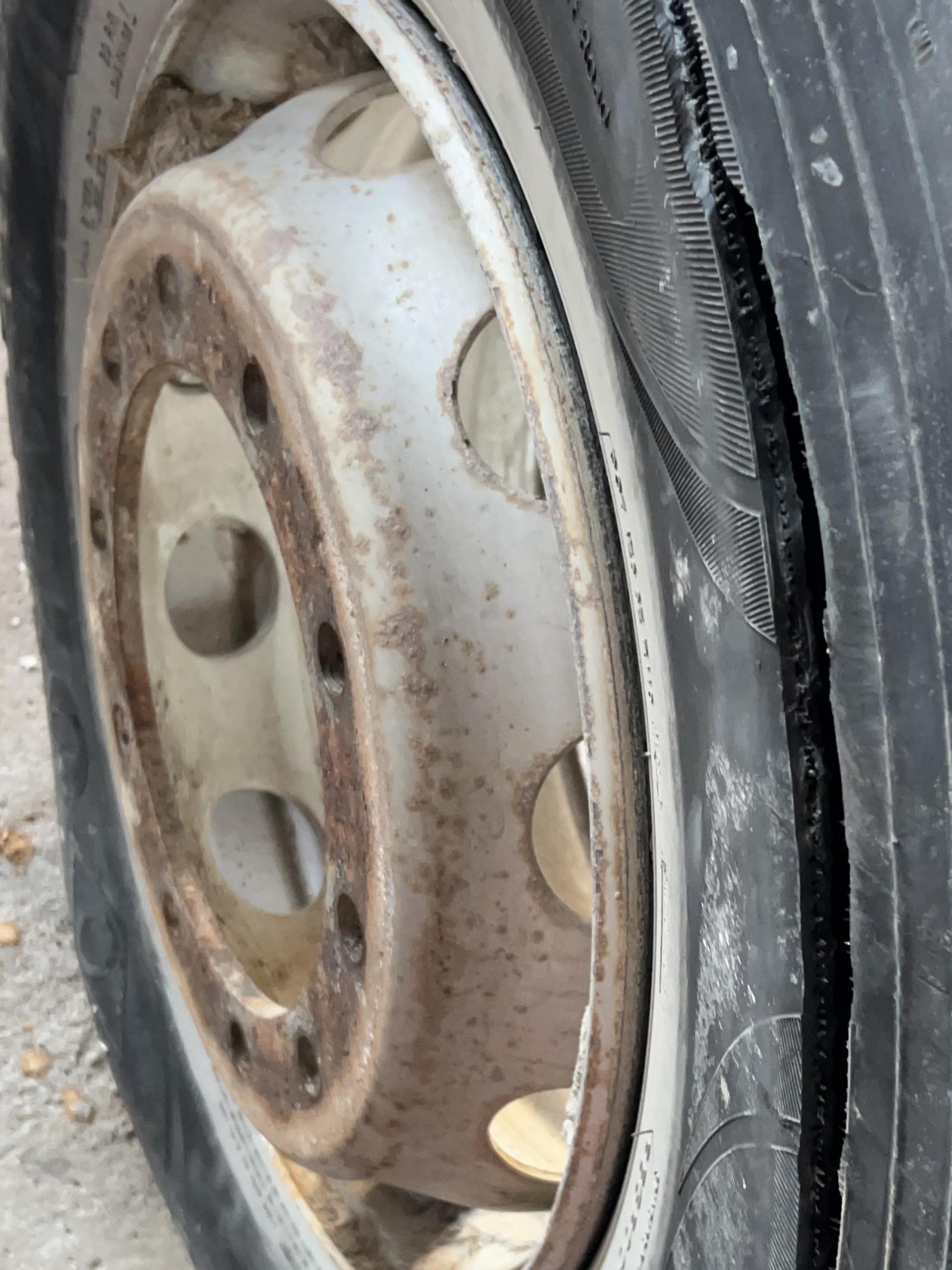 Beim Aufpumpen platzte ein Lkw-Reifen. Durch die Druckwelle wurde ein 64-Jähriger schwer verletzt. (Bild: PI Schwandorf/exb)