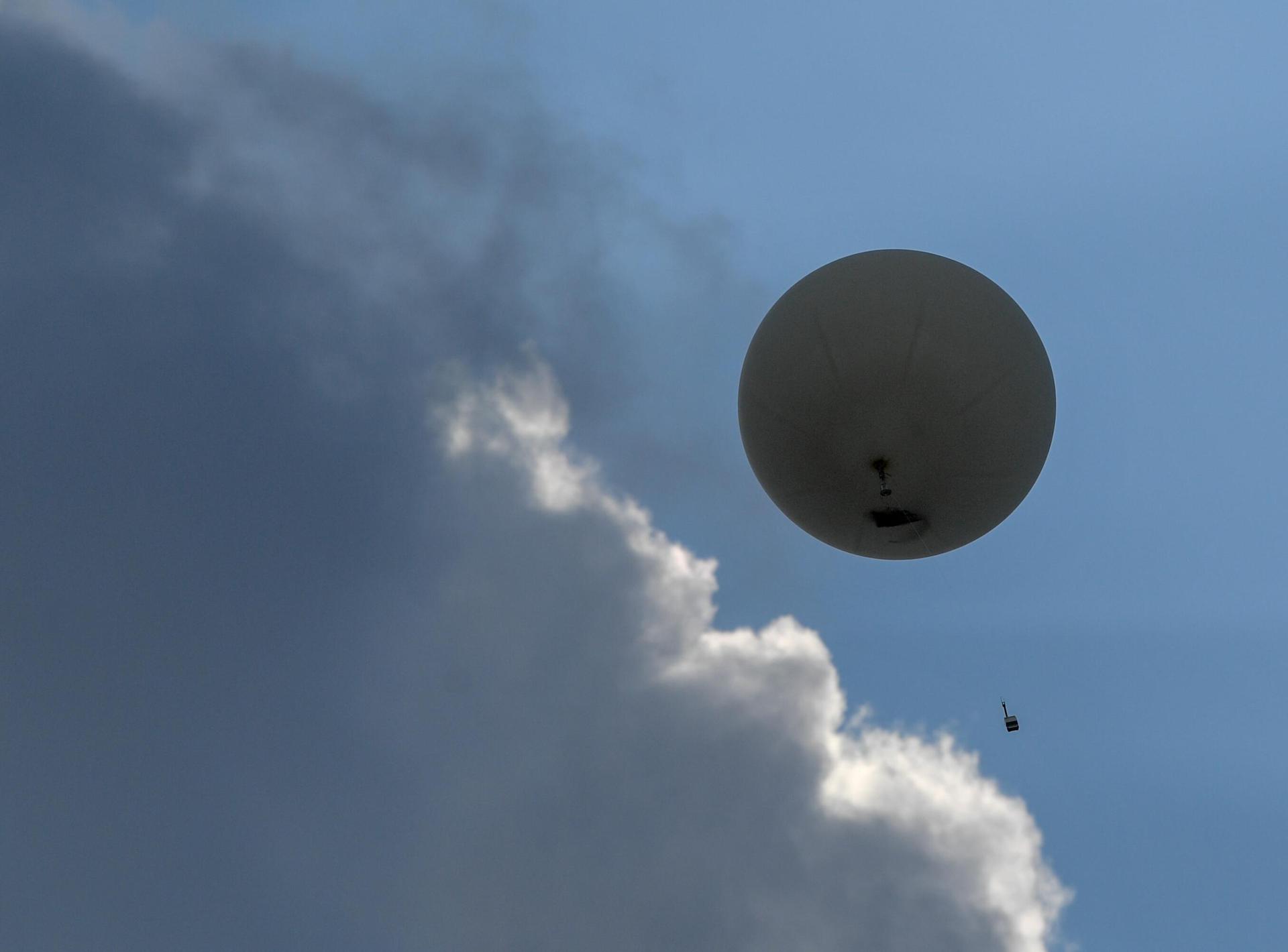 Ein vermeintlicher Paraglider-Absturz hält die Weidener Rettungskräfte auf Trab. Doch am Ende entpuppt sich der Notfall als abgestürzte Wettersonde. (Symbolbild: Patrick Pleul/dpa)