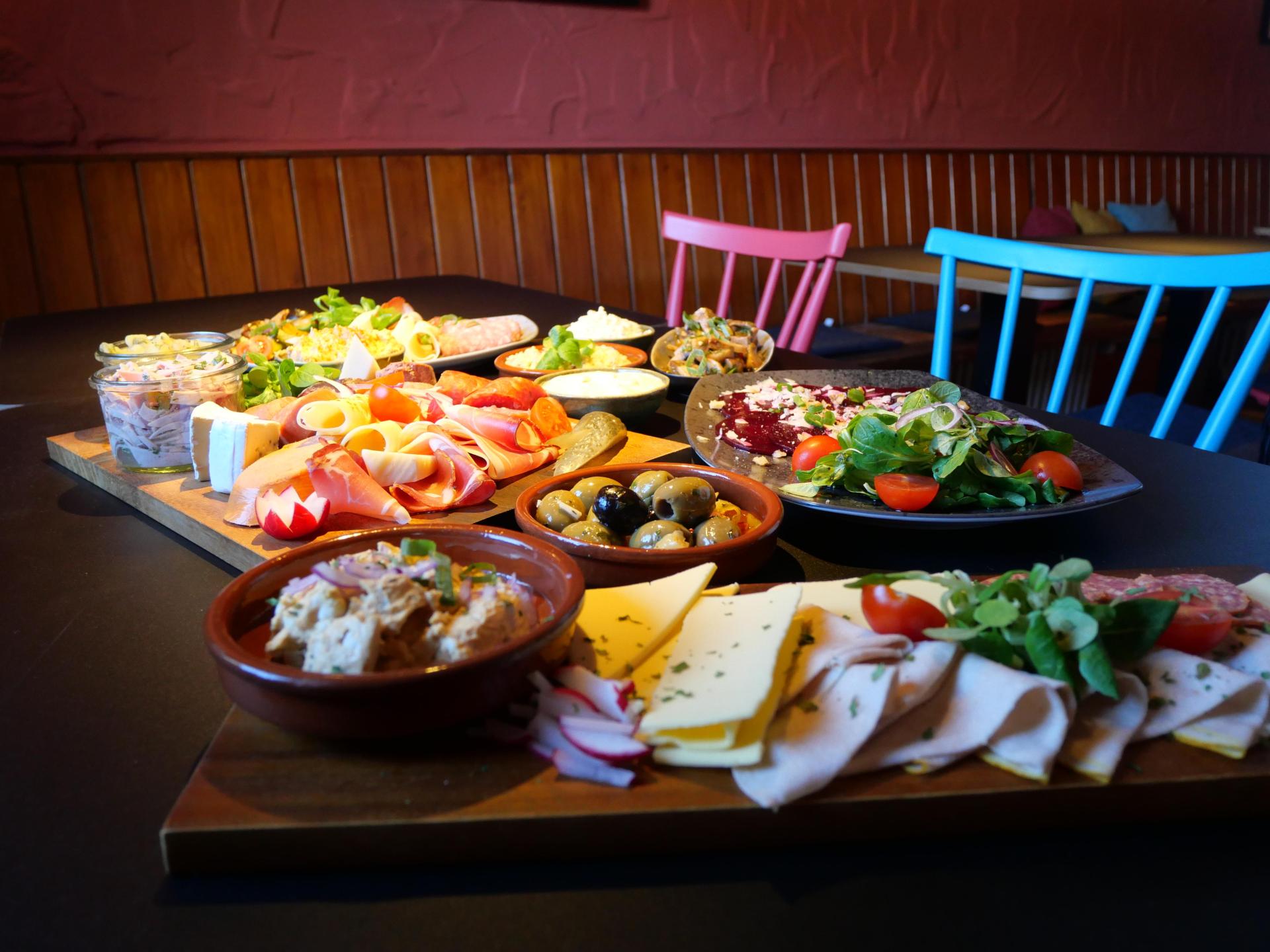 Auf der Karte stehen bayerische und spanische Tapas – auch vegane Gerichte werden angeboten. (Bild: jbe)