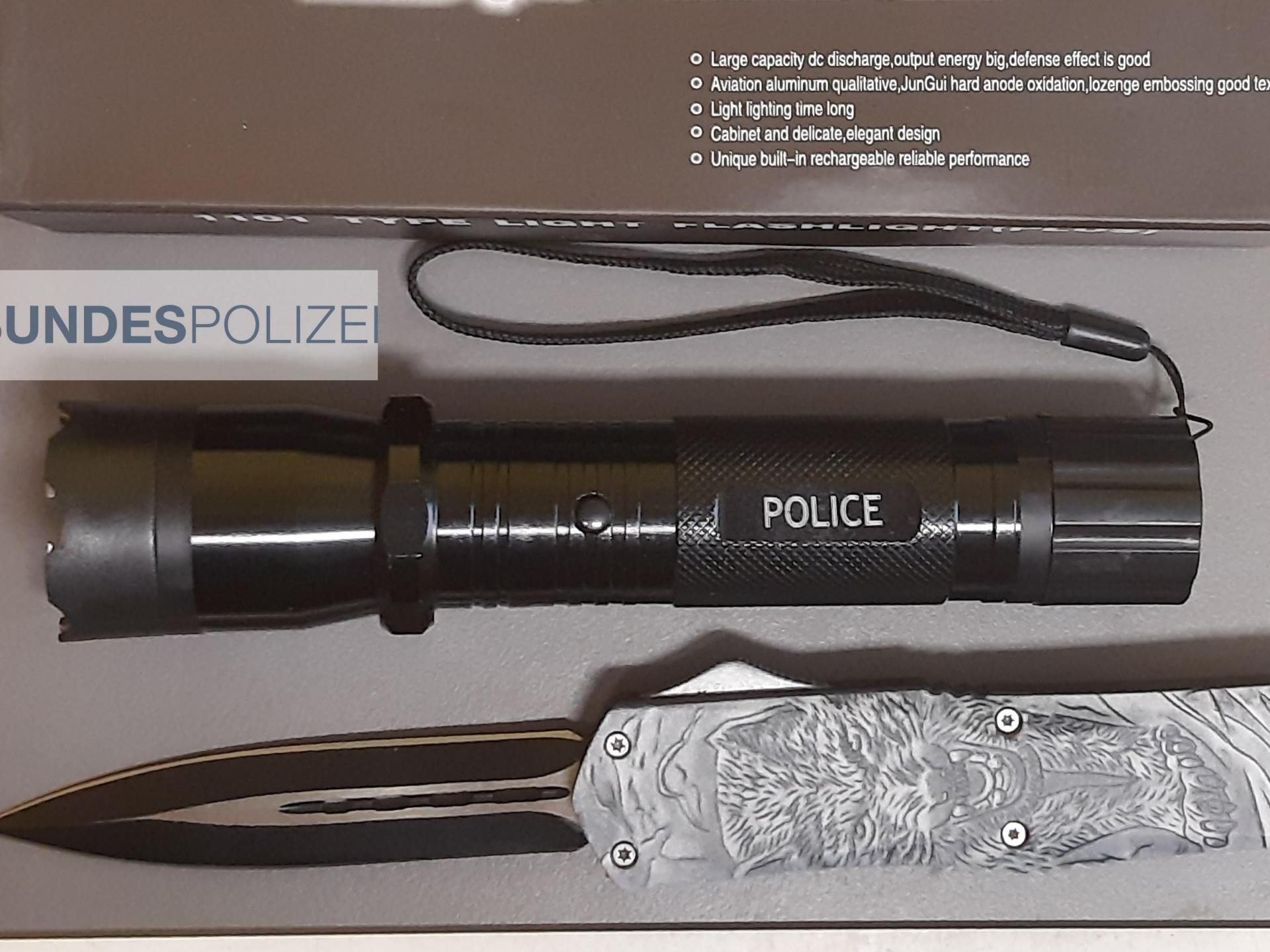 Einen Elektroschocker und ein Springmesser musste ein 30-Jähriger einer Bundespolizeistreife aus Bärnau überlassen. (Bild: Bundespolizei Waidhaus/exb)