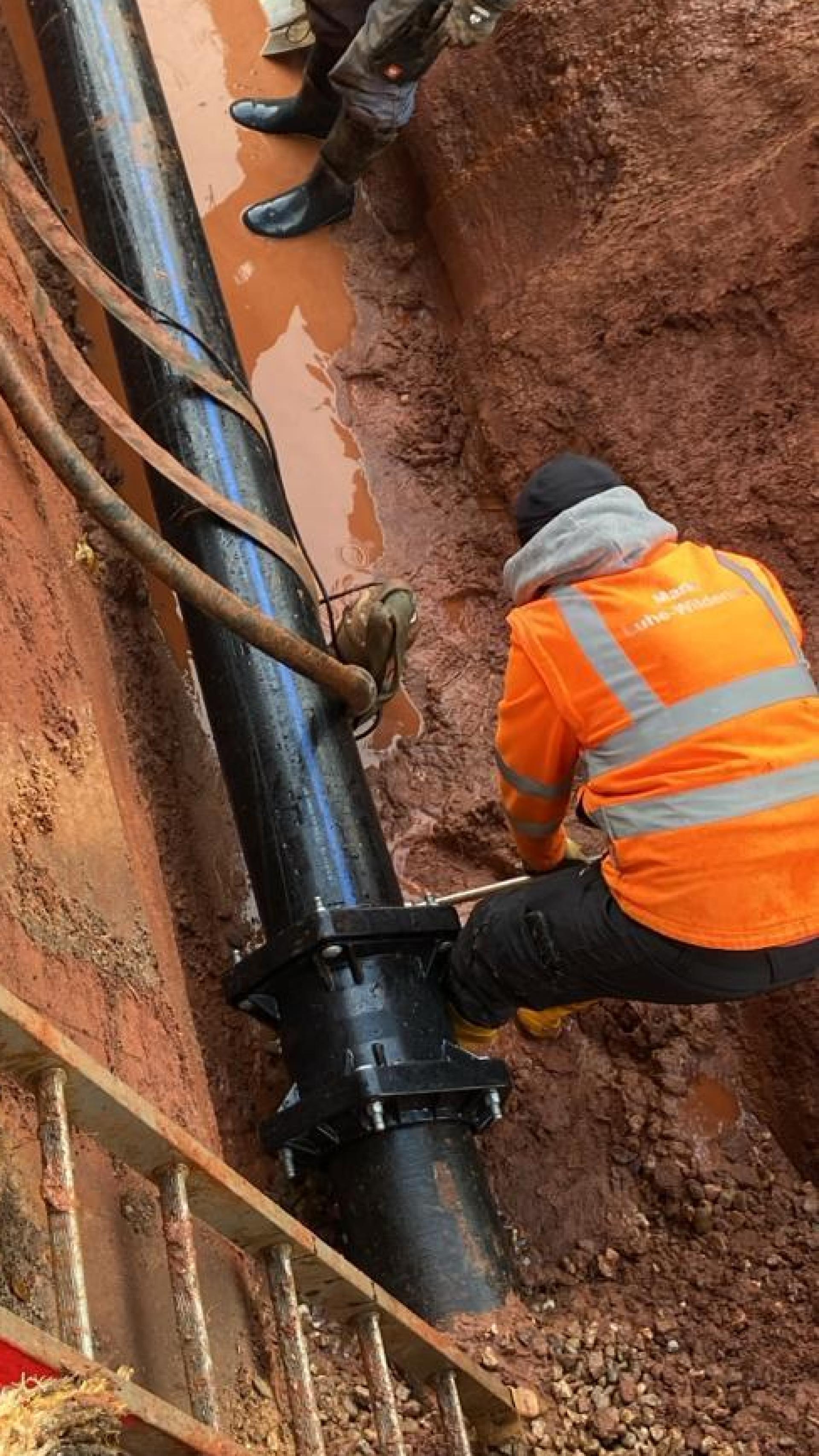 Am Dienstag wurde das alte, beschädigte Rohr der Hauptversorgungsleitung zwischen Neuersdorf und Neudorf ausgetauscht. (Bild: Hartl)