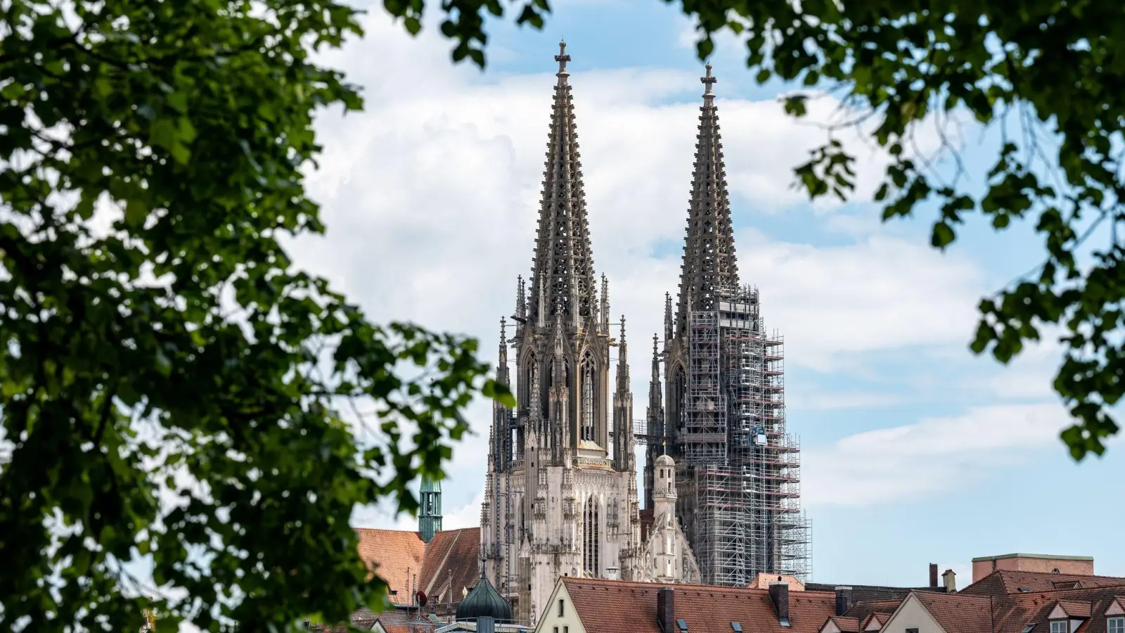 Der Nordturm wurde mit einer politischen Botschaft bestrahlt. (Symbolbild: Armin Weigel/dpa)