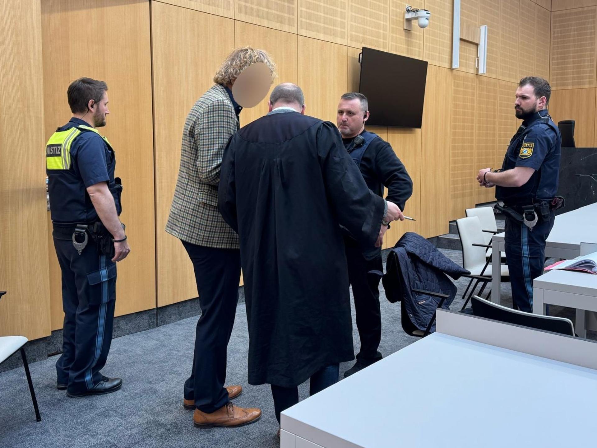 Damit hat der Angeklagte wahrscheinlich nicht gerechnet: Am ersten Verhandlungstag im Prozess um ein gefälschtes Testament am Landgericht Weiden, schickt Richter Markus Fillinger den Mann in Untersuchungshaft. (Bild: Stefanie Tretter)