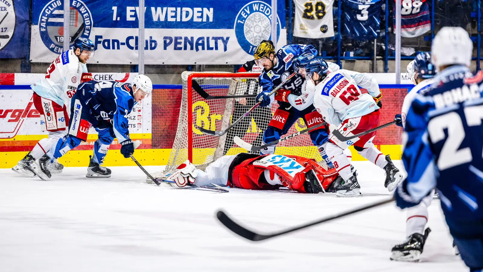 DEG-Goalie Niklas Lunemann (liegend) in einer interessanten Position. In der neuen Folge „Powerplay” geht es um die beiden Niederlagen der Blue Devils am vergangenen Wochenende und die anstehenden Play-downs.  (Archivbild: Tobias Neubert)