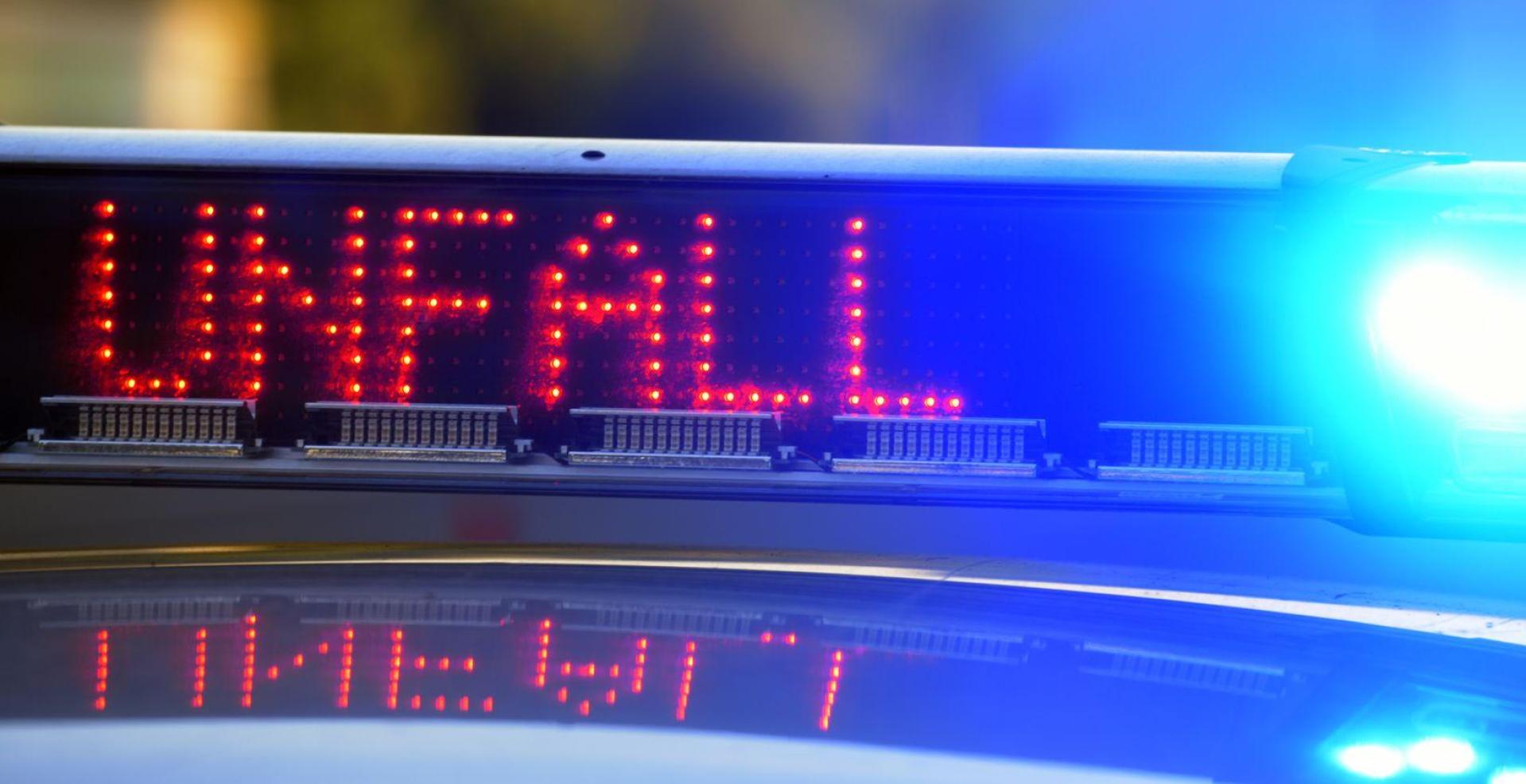 Ein Moment der Unachtsamkeit und schon ist es passiert: Ein Autofahrer fährt bei Luhe-Wildenau gegen eine Leitplanke. (Symbolbild: Stefan Puchner/dpa)