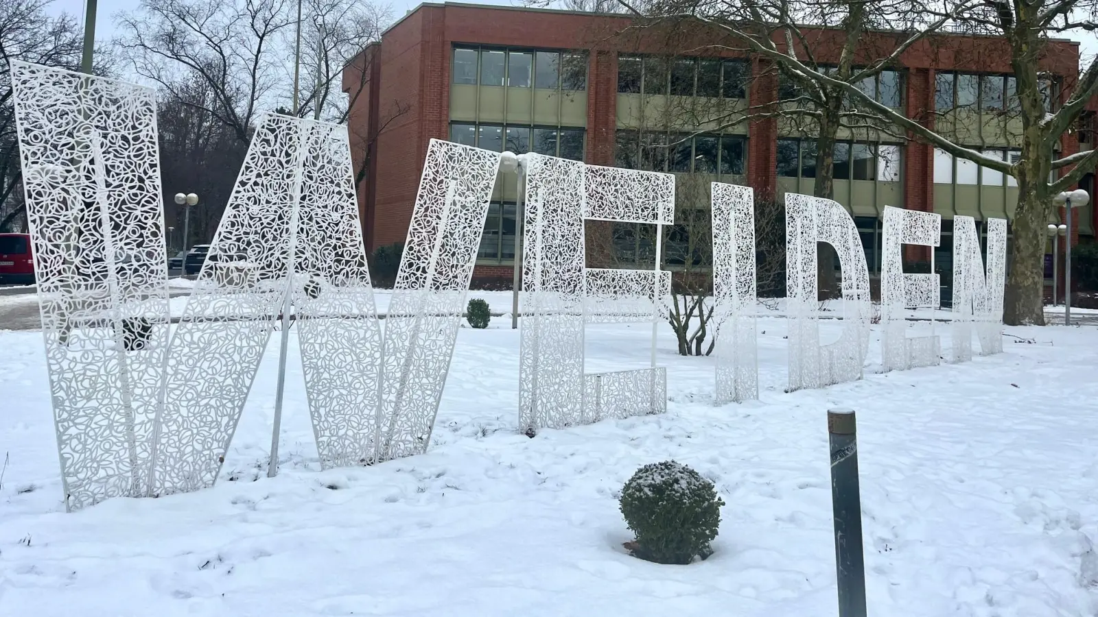 Vor dem Rathaus in Weiden versammeln sich am Donnerstag, 29. Januar, Menschen zu einer Kette, um sich gegen Rechtsextremismus zu positionieren.  (Archivbild: Gabi Schönberger)