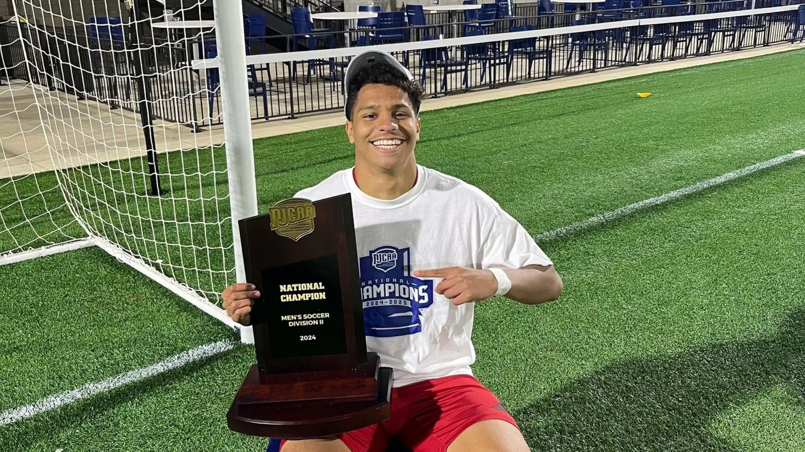 Tobias Gerber zeigt stolz die Trophäe vom Gewinn der Meisterschaft in der Division 2 der NJCAA (Bild: T. Gerber/Northeast Community College)