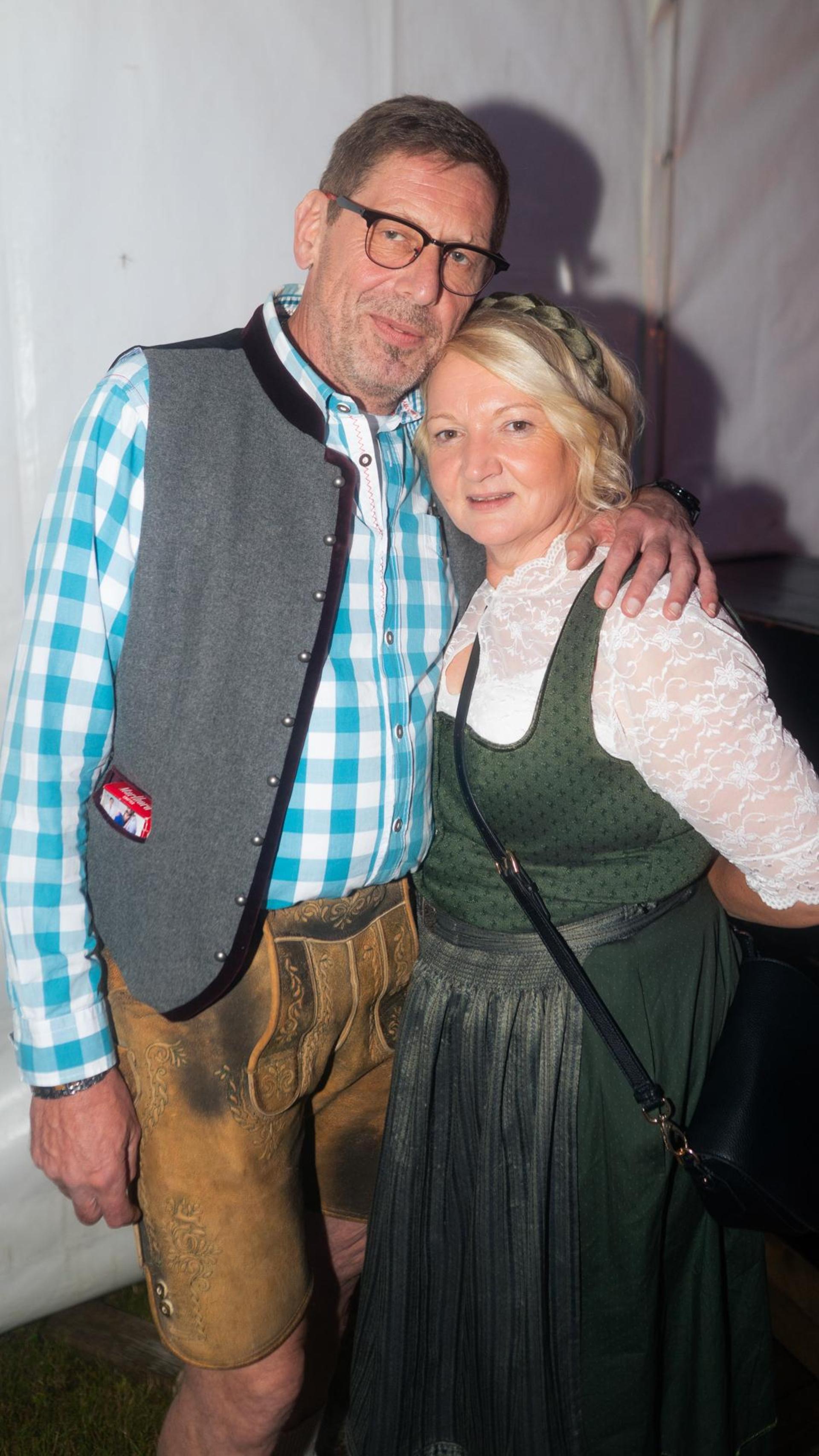 Die Quertreiber rocken am Samstagabend das Festzelt bei der Kirwa in Wernberg.  (Bild: Hannes Stock)