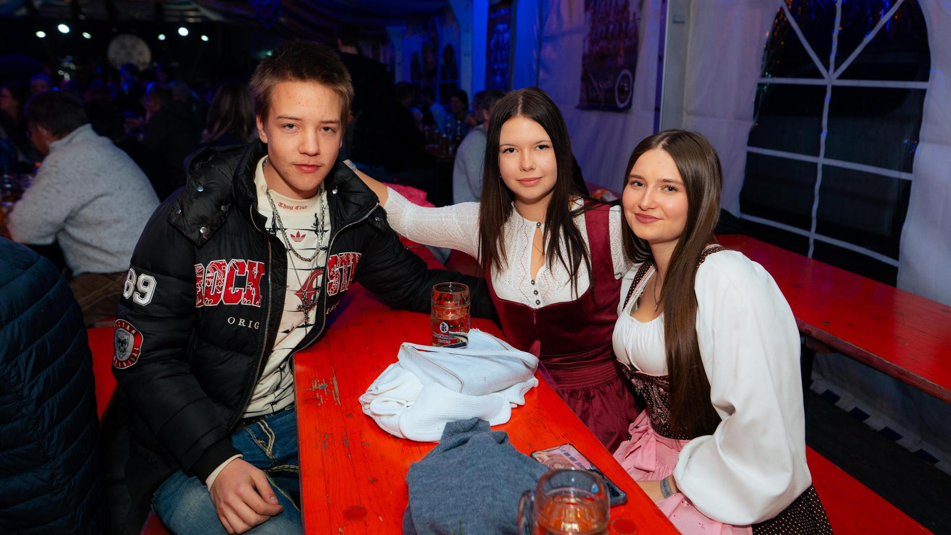 Szenen der Kirwaparty in Weiherhammer. (Bild: Hannes Stock)