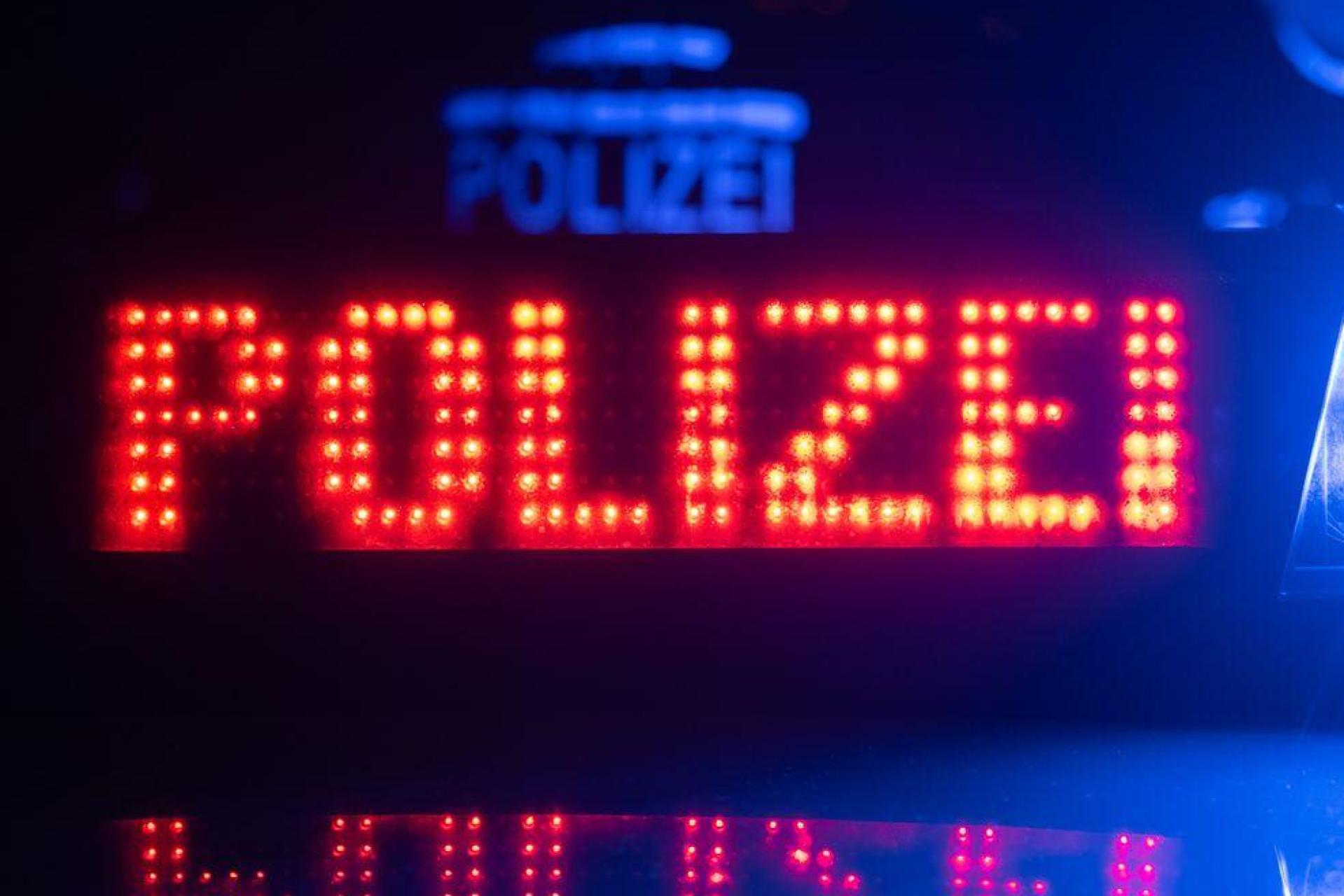 Ein unbekannter Autofahrer hat auf dem Parkplatz des Schätzlerbads in Weiden einen schwarzen Mercedes angefahren und ist geflüchtet. (Symbolbild: Marijan Murat/dpa)