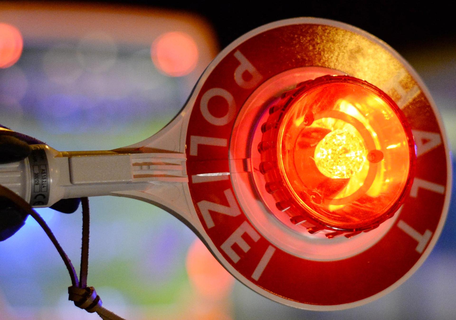 Polizisten wollen mit Schwerpunktkontrollen gegen Wohnungseinbruchdiebstahl in der Oberpfalz vorgehen. (Symbolbild: Patrick Seeger /dpa)