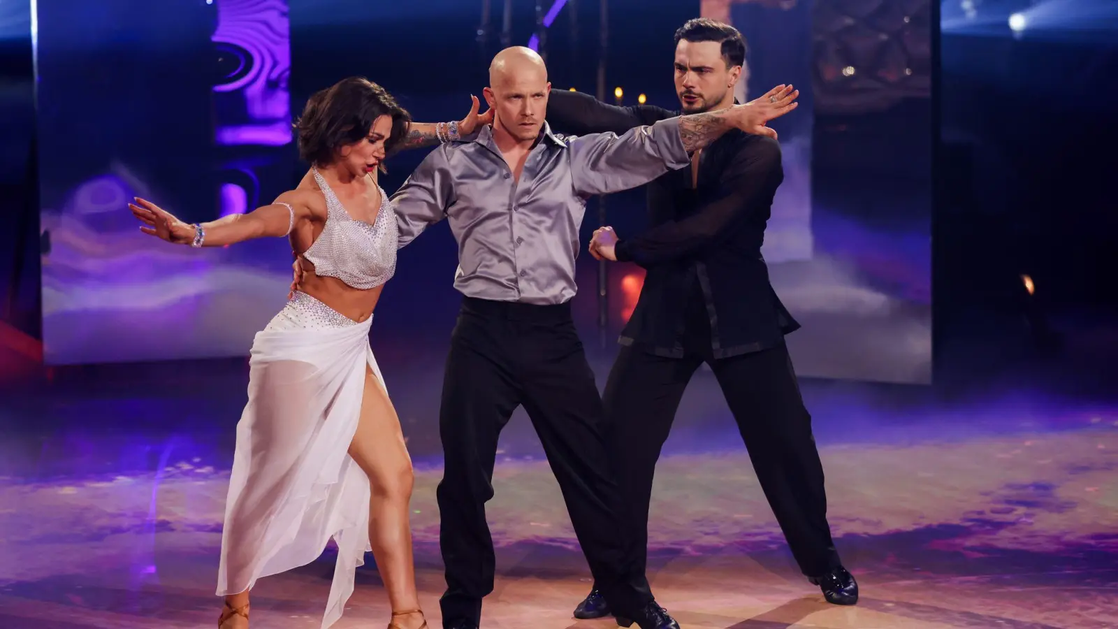 „Let&#39;s Dance“-Profitänzer Anastasia (l.) und Sergiu Maruster (r.) haben ihre Traumhochzeit gefeiert. Mit Ex-Turnprofi Fabian Hambüchen (M.) ertanzte sich „Nastia“ den dritten Platz. (Bild: Rolf Vennenbernd/dpa)