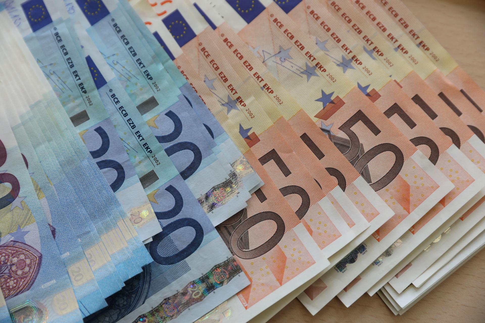 Nach einem Streit um Geld in Schwandorf musste die Polizei Scheine zur Sicherung an sich nehmen. (Symbolbild: Bernd Wüstneck/dpa)