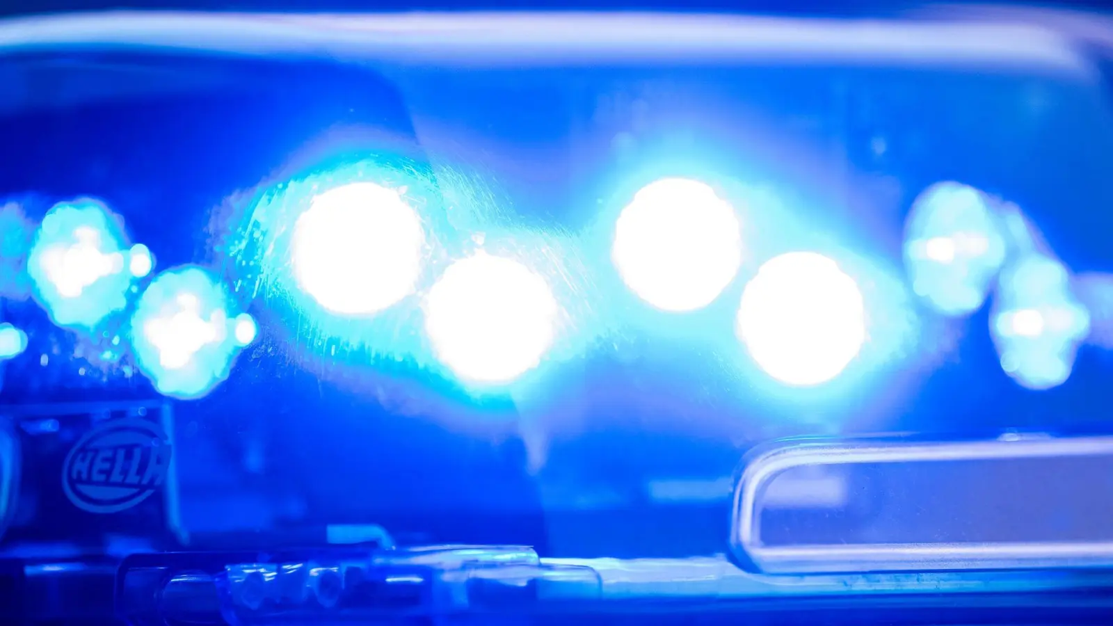 Die Einsatzkräfte haben nur noch die Leiche der Frau bergen können. (Symbolbild) (Bild: Lino Mirgeler/dpa)