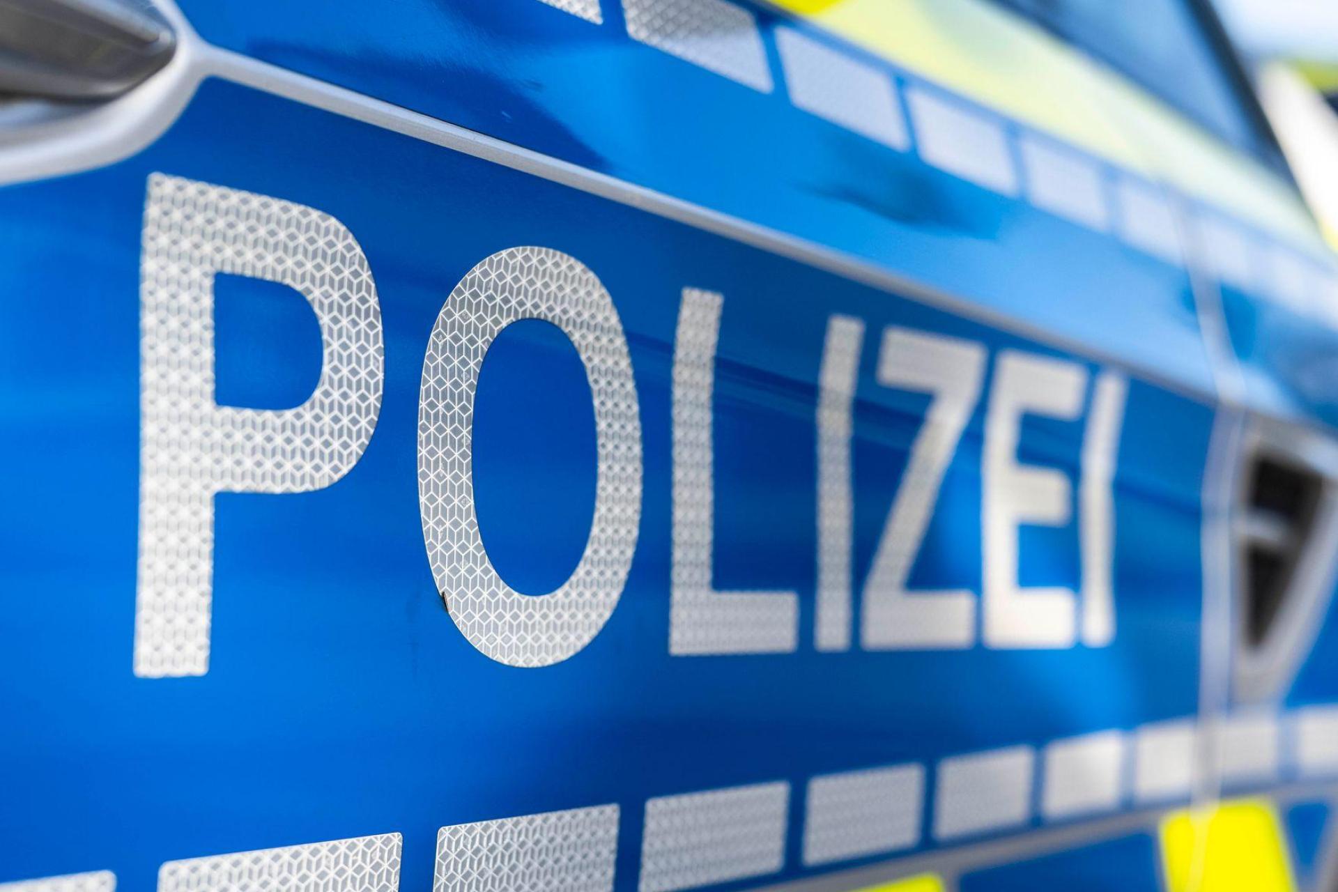 Unbekannte beschädigten ein Fenster der Herz-Mariä-Kirche in Dorfgmünd.  (Symbolbild: David Inderlied/dpa)