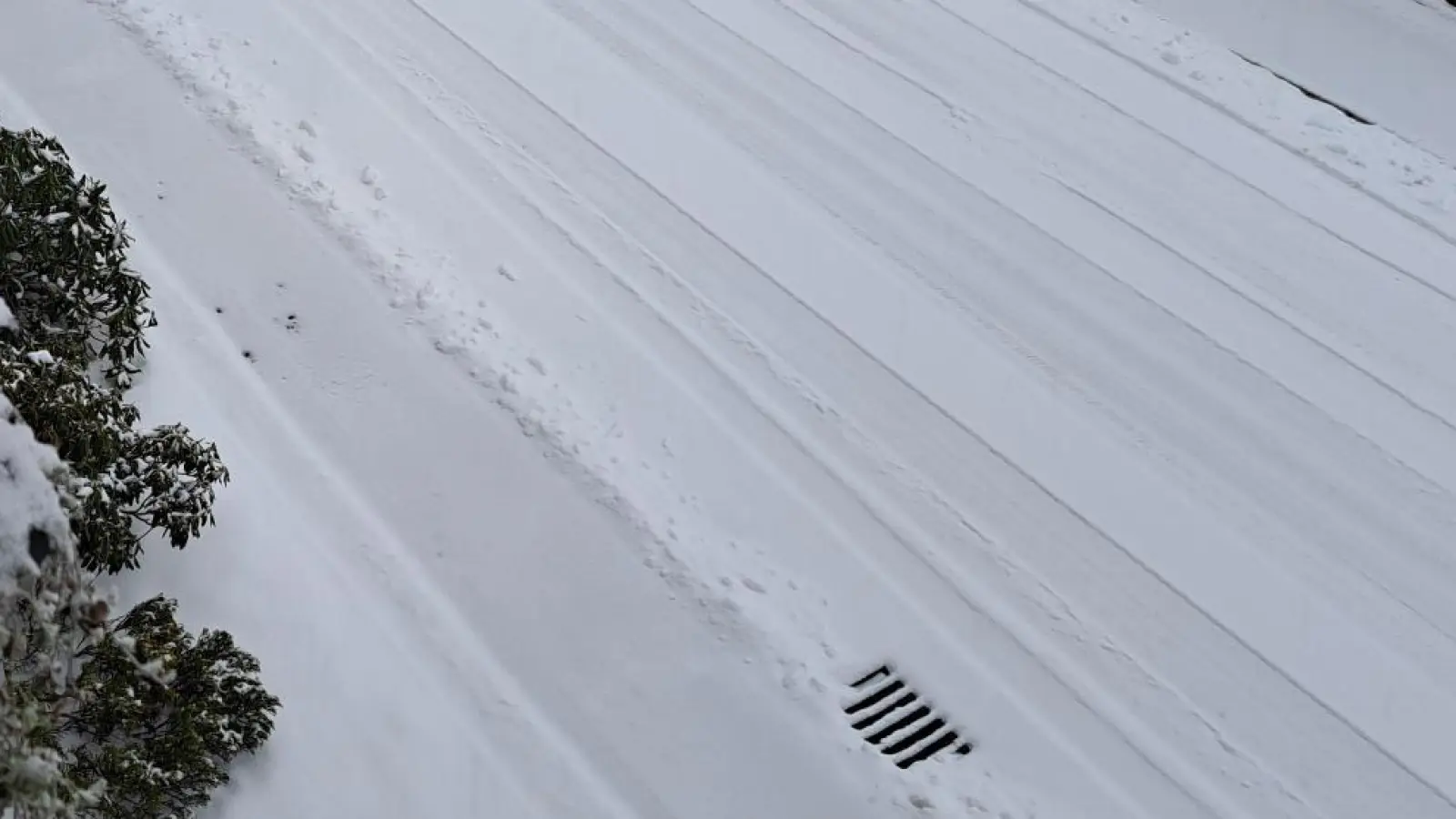 Der Sonntag brachte in manchen Teilen der Oberpfalz, wie hier in Pressath (Landkreis Neustadt/WN) viel Schnee. Die Straßen sind glatt. (Bild: msh)