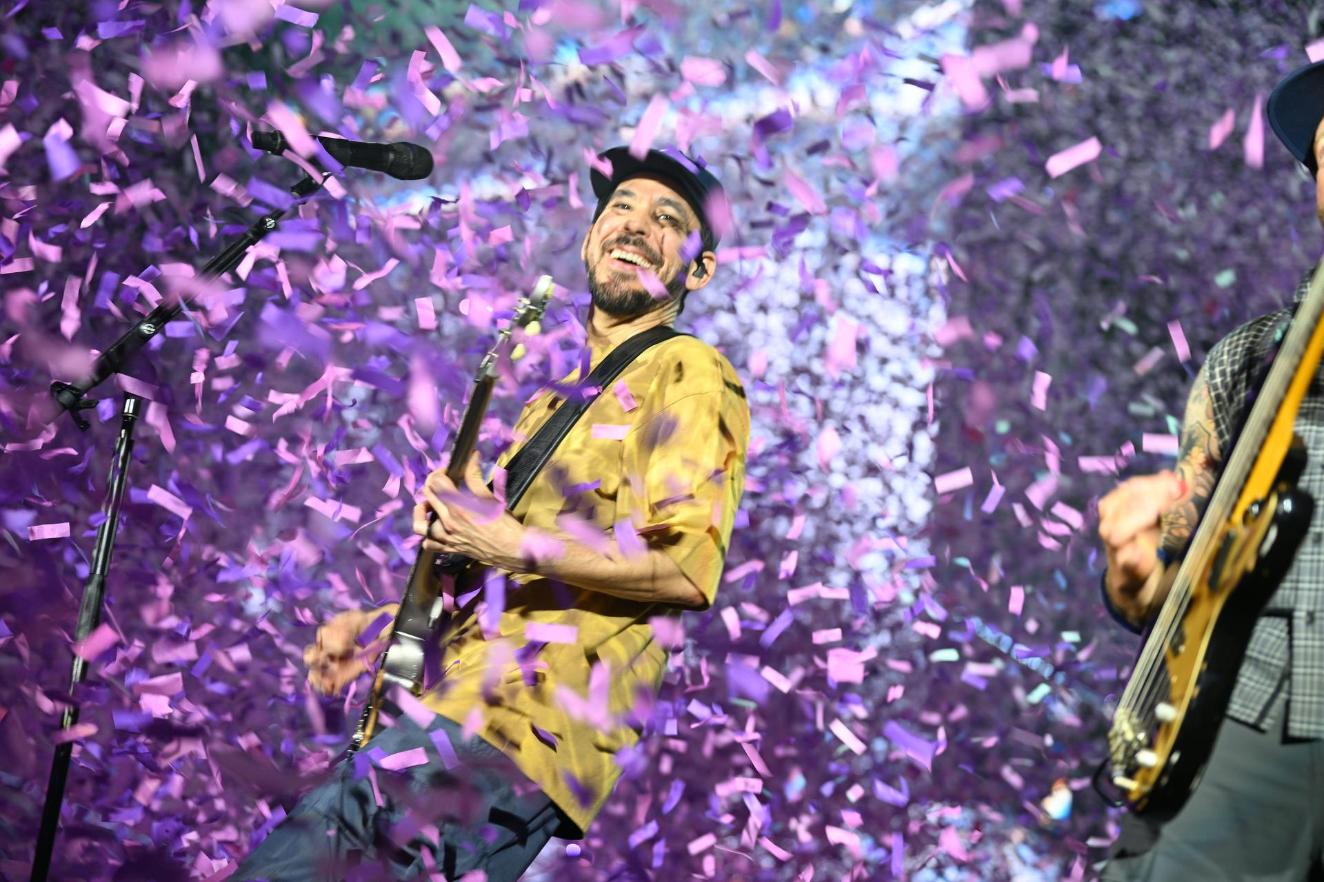 Mike Shinoda einfach schillernd. (Bild: Tobias Schwarzmeier)