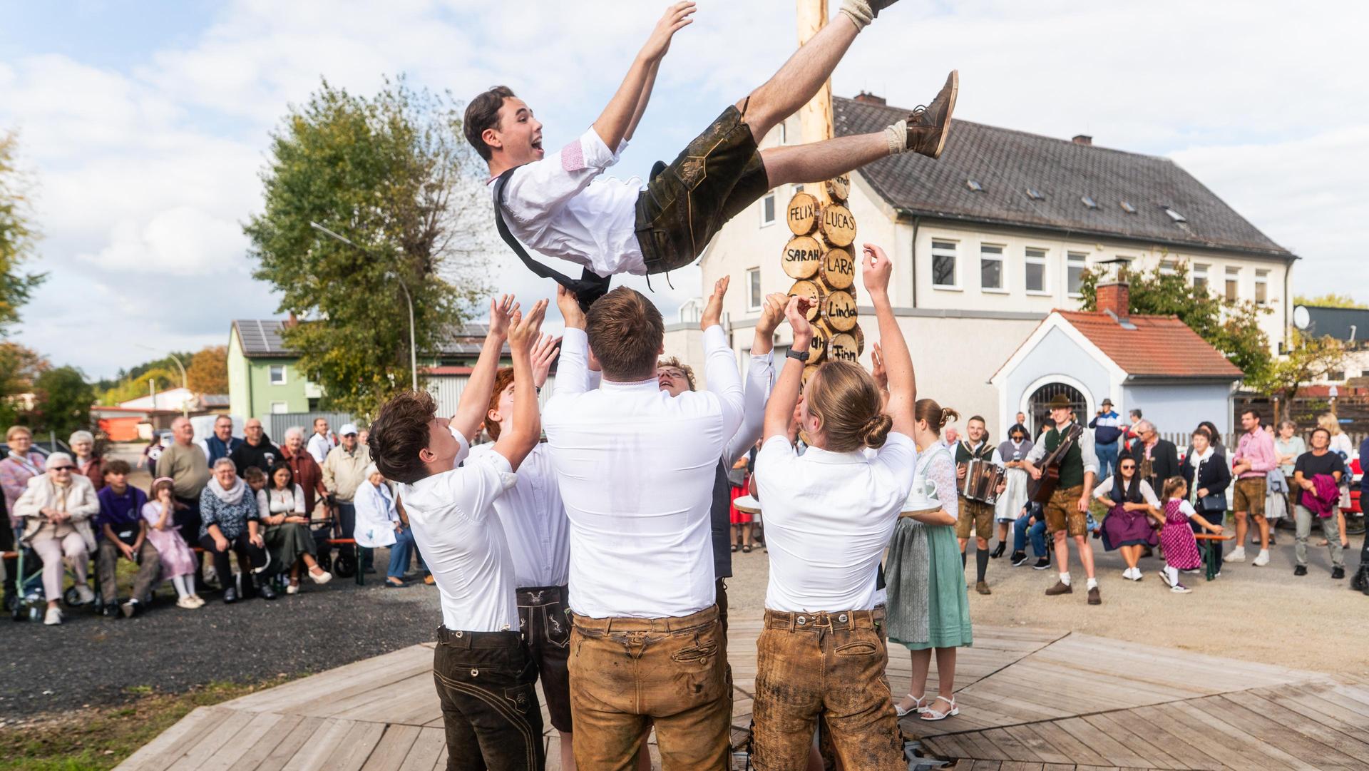 Auch am Sonntag wurde in Oberwildenau Kirwa gefeiert! (Bild: Hannes Stock)