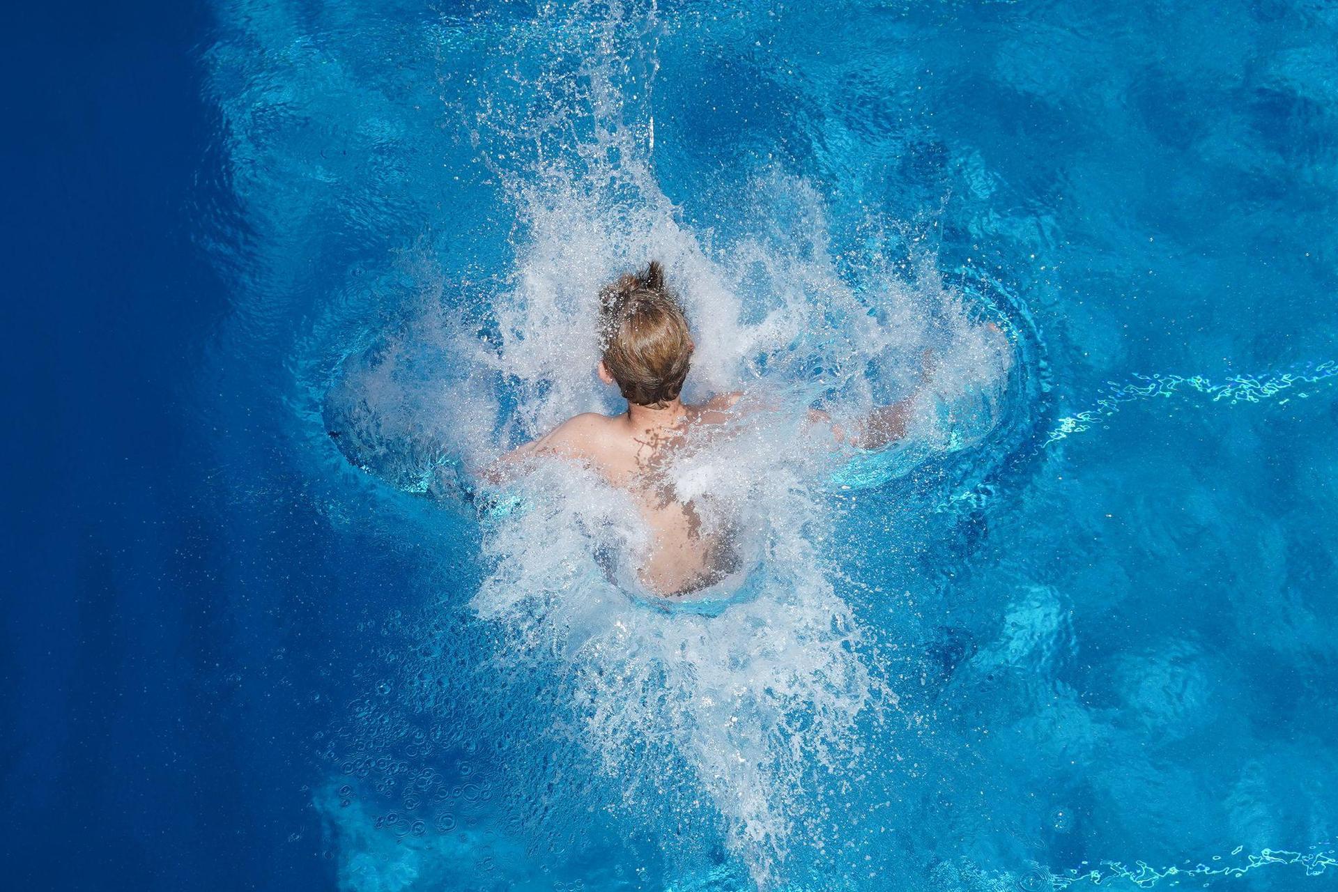 Diese Regeln solltet ihr beim Schwimmen beachten. (Bild: Joerg Carstensen/dpa/Symbolbild)