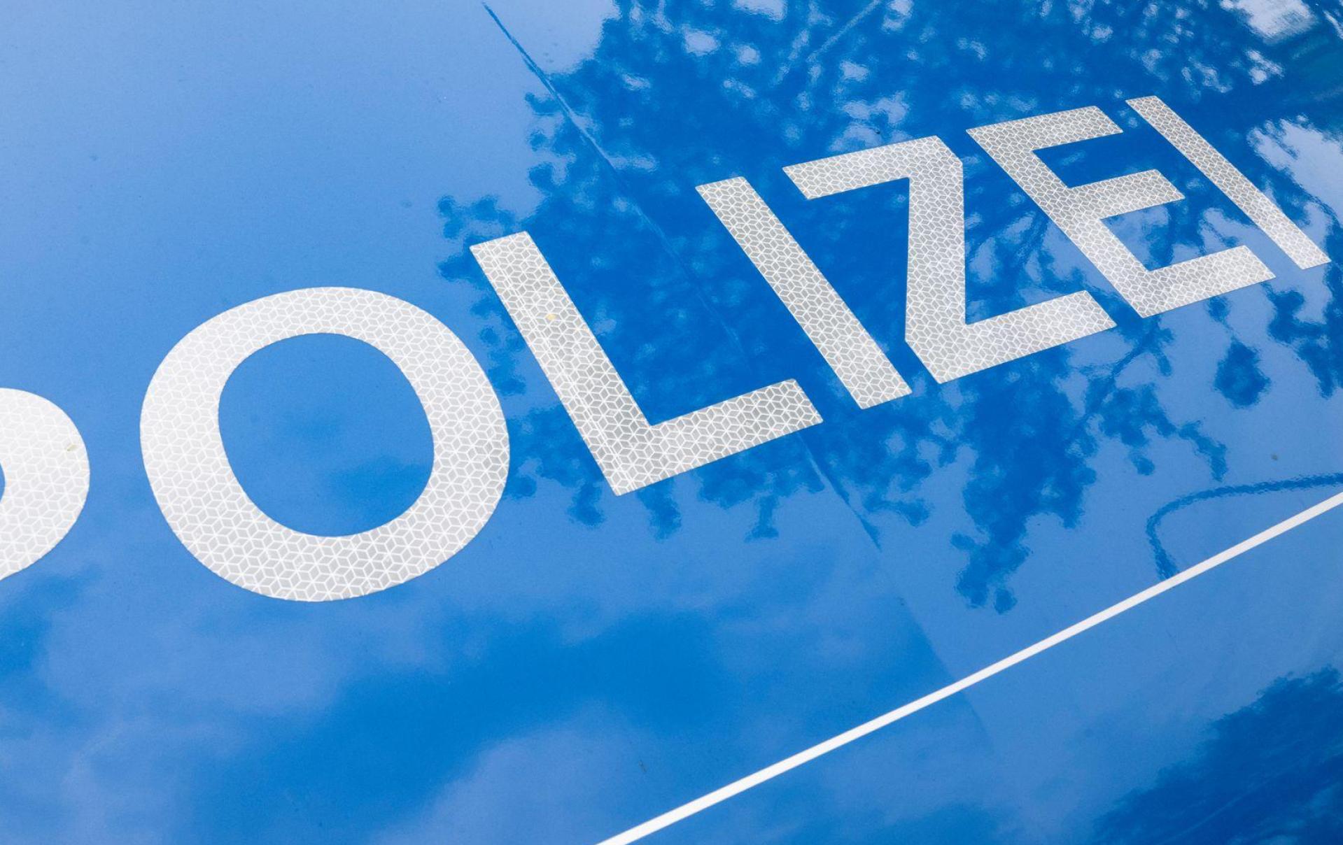 Ein weißer VW T-Roc wurde auf einem Parkplatz in Vohenstrauß beschädigt. Der Unfallverursacher flüchtete. Polizei sucht Zeugen. (Symbolbild: Boris Roessler/dpa)