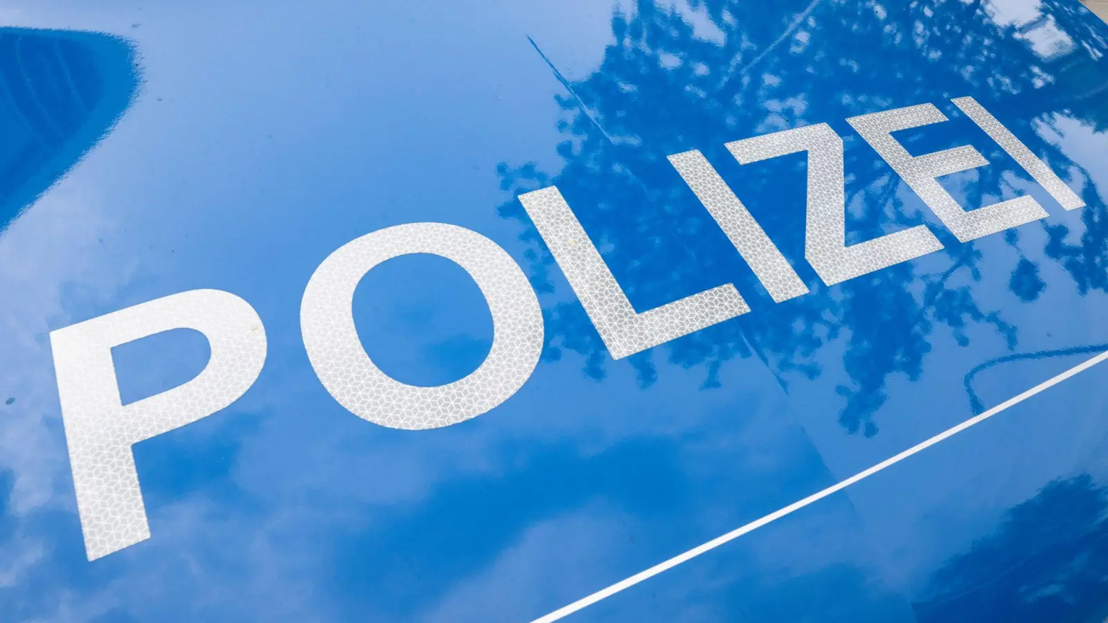 Ein weißer VW T-Roc wurde auf einem Parkplatz in Vohenstrauß beschädigt. Der Unfallverursacher flüchtete. Polizei sucht Zeugen. (Symbolbild: Boris Roessler/dpa)