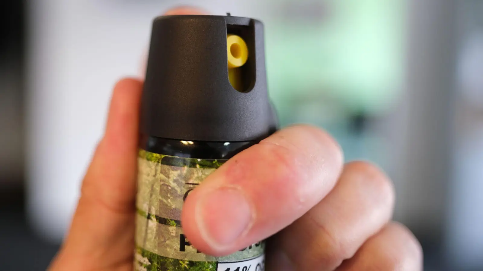 Ein 33-Jähriger in Weiden hält Pfefferspray für Parfüm und sprüht es sich ins Gesicht. (Symbolbild: Bernd Weißbrod/dpa)