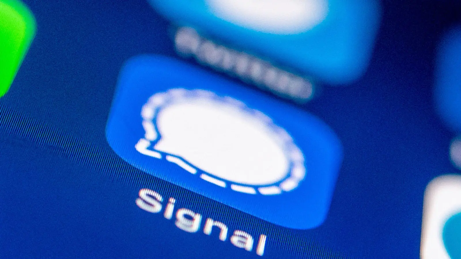 Die Angreifer versuchen bei der laufenden Phishing-Kampagne Nutzerkonten zu übernehmen, um Informationen abzusaugen - auch aus Chatgruppen. (Symbolbild) (Bild: Zacharie Scheurer/dpa-tmn/dpa)