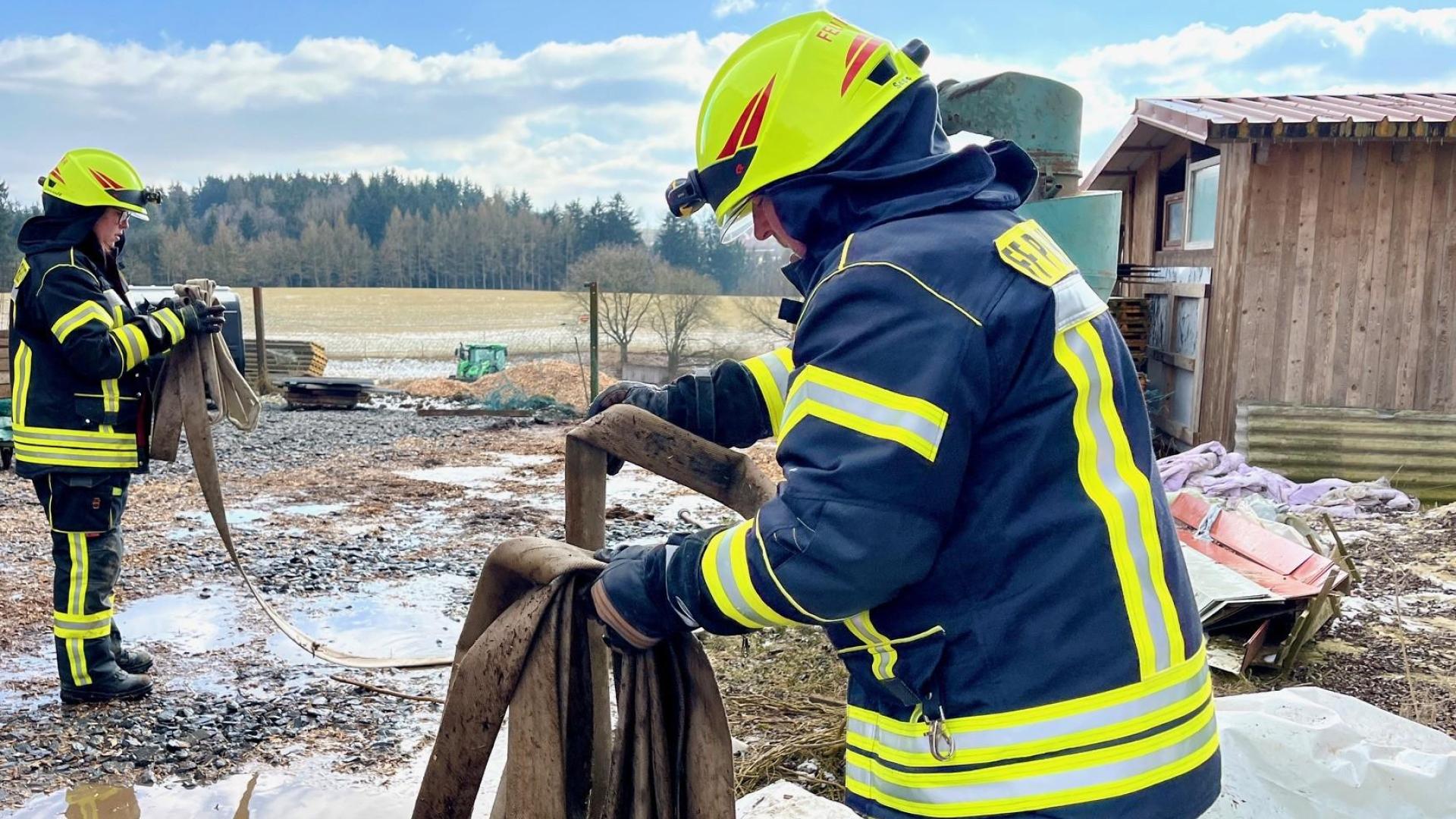 Elf Feuerwehren waren am Montag in Rotzendorf bei Püchersreuth im Einsatz, weil ein Misthaufen sich vermutlich selbst entzündet hatte.  (Bild: Gabi Schönberger)