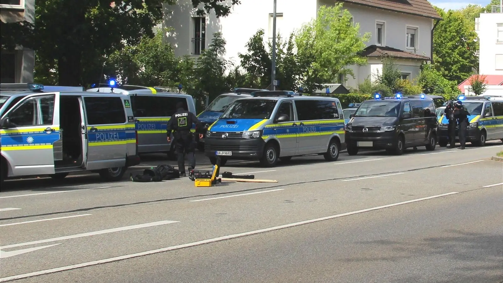 In der Bankfiliale ist ein Mensch lebensbedrohlich verletzt worden. (Bild: Moller-Schuh/Vifogra MEDIA/dpa)